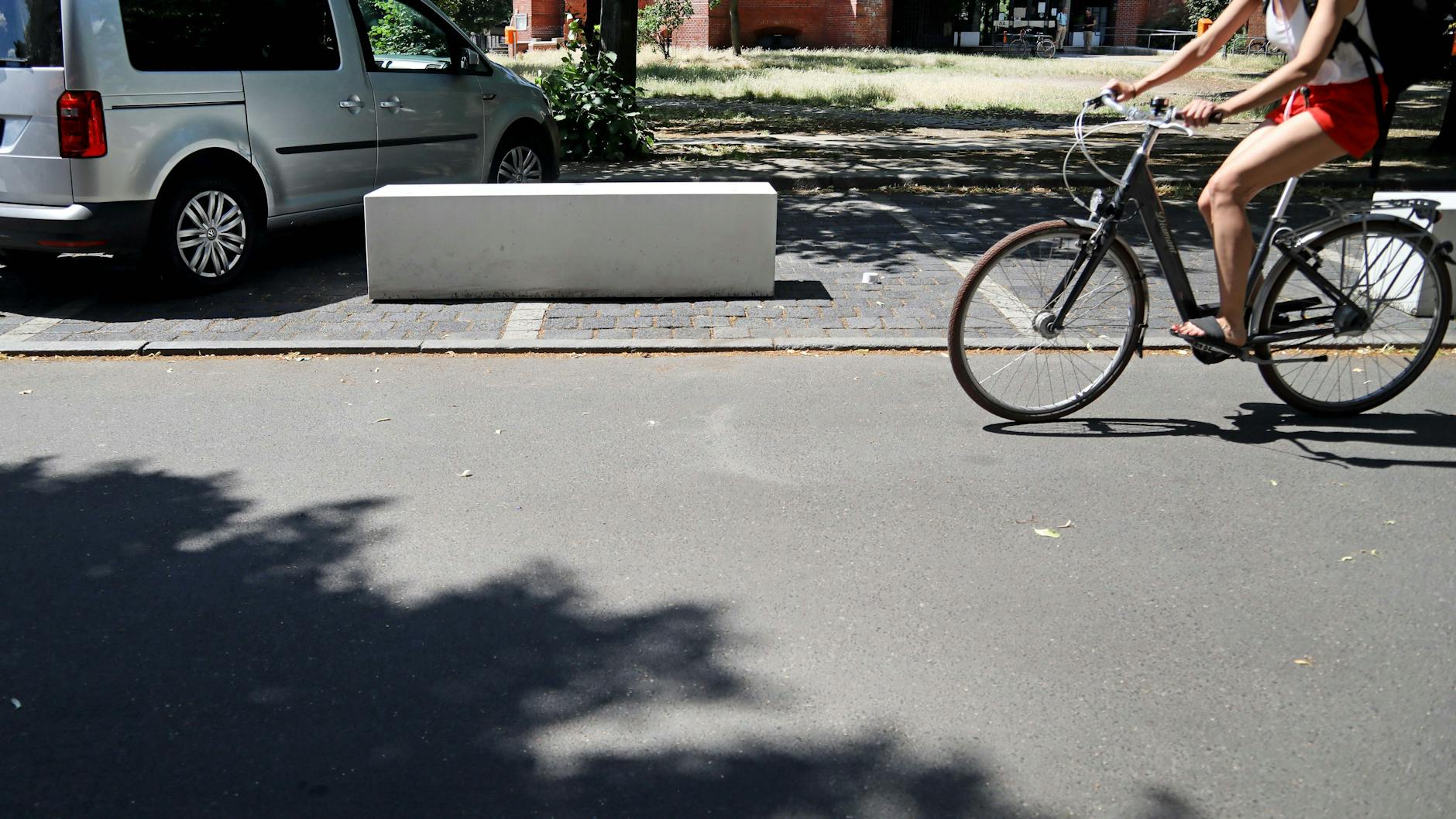 Verkehrsblocker statt Spam-Blocker. Auf Parkplätzen am Lausitzer Platz stehen nun teilweise Betonklötze.