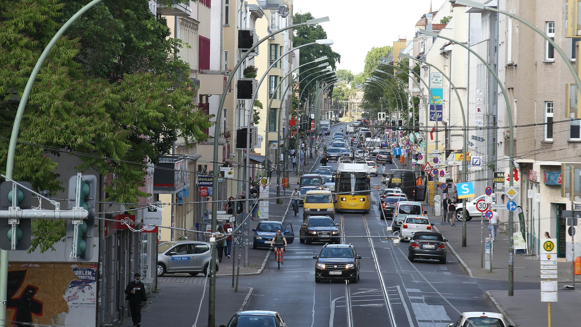 Die Dörpfeldstraße, die Hauptverkehrsader von Adlershof, soll umgestaltet werden. Der Autor vermisst hier viele liebgewonnene Geschäfte, die es einst gab.