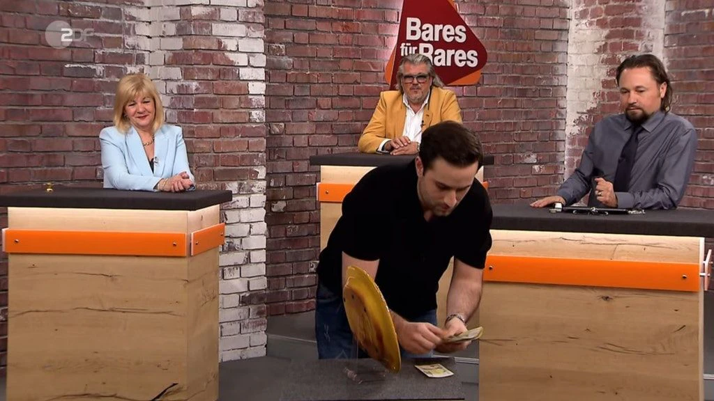 „Bares für Rares“-Händler David Suppes kauft den Teller von Pablo Picasso für 7500 Euro.