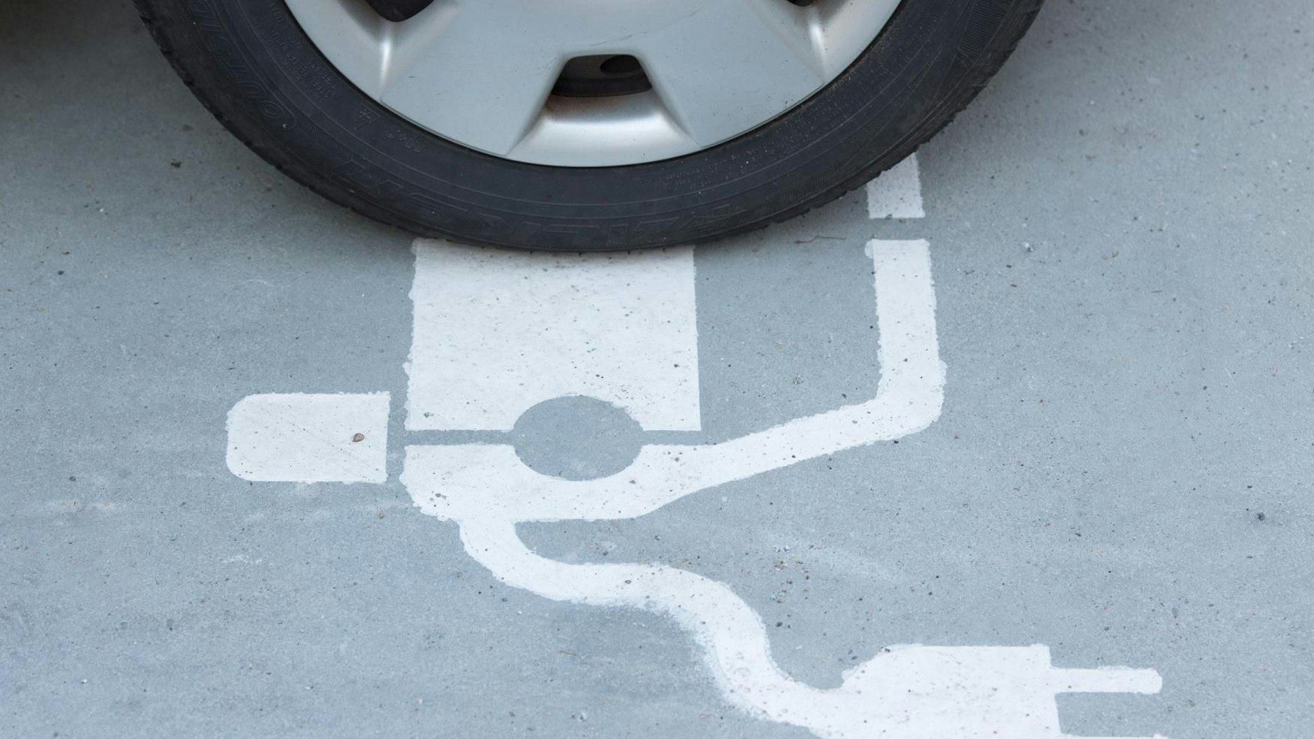 Stecker aus zweiter Hand: Wer ein gebrauchtes E-Auto kaufen will, muss vor allem auf den Zustand des Akkus achten.