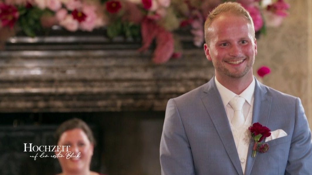 Michael strahlt, als er bei seiner „Hochzeit auf den ersten Blick“ Selina zum ersten Mal sieht.