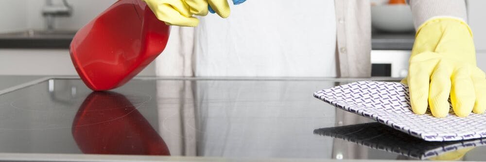 Es müssen nicht immer teure Chemie-Keulen sein. Das Ceranfeld vom Herd bekommt man mit einfachen und günstigen Hausmitteln oft sogar einfacher und glänzender sauber.