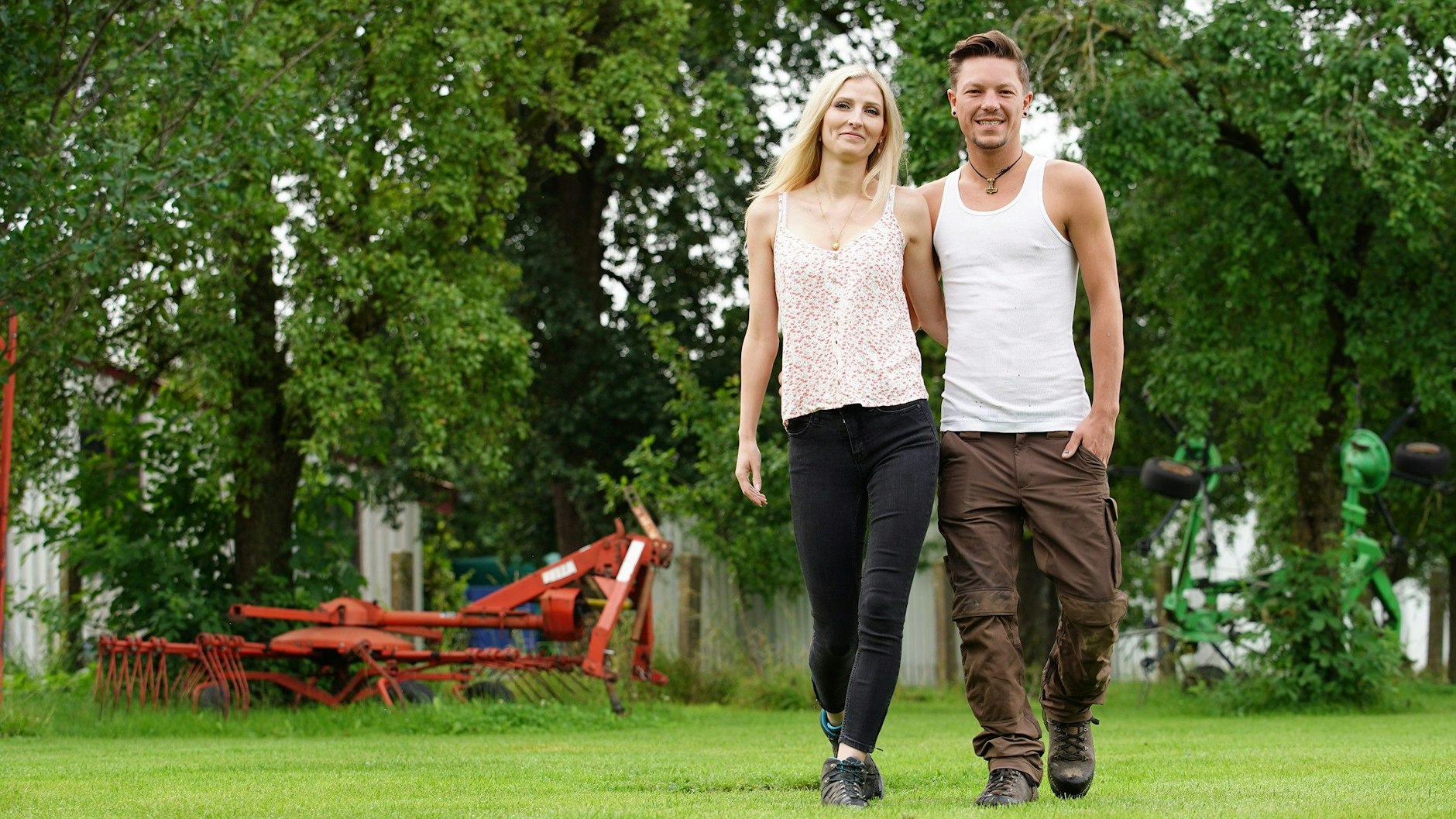 Schlendern schon gemeinsam über den Hof: „Bauer sucht Frau“-Ackerbauer Peter und seine Kerstin.