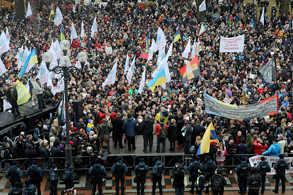 Es gibt sie auch in Kiew: die Querdenker. Mehr als 1.000 Kiewer gingen am 3. November auf die Straße, um gegen die neuen Corona-Maßnahmen zu protestieren.&nbsp;