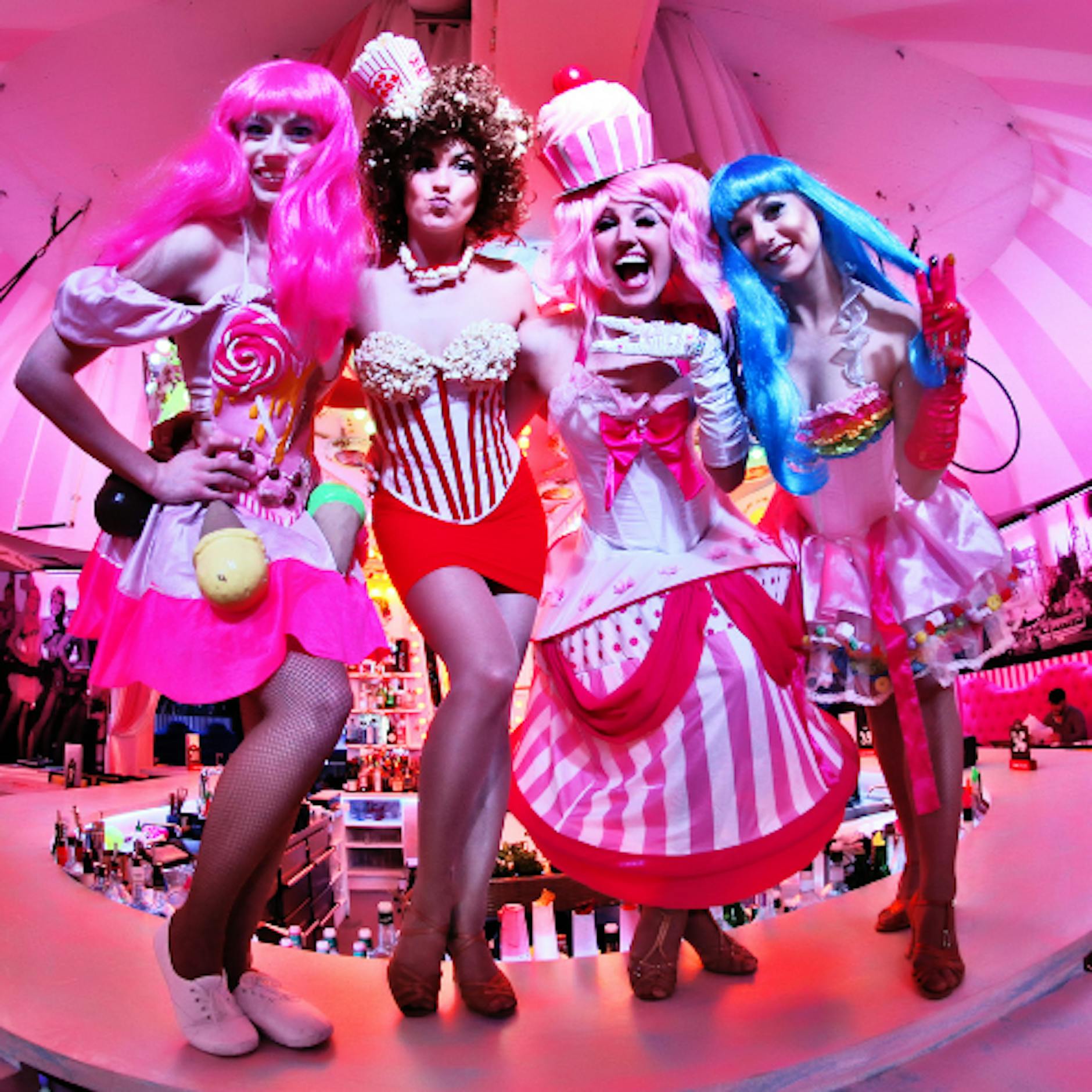 Glamour Show mit Cocktails, Popcorn, Candy Girls und jeder Menge Spaß! Willkommen in der „Wilden Matilde“ im Nikolaiviertel! TIP: Junggesellinnenabschied Nr.1