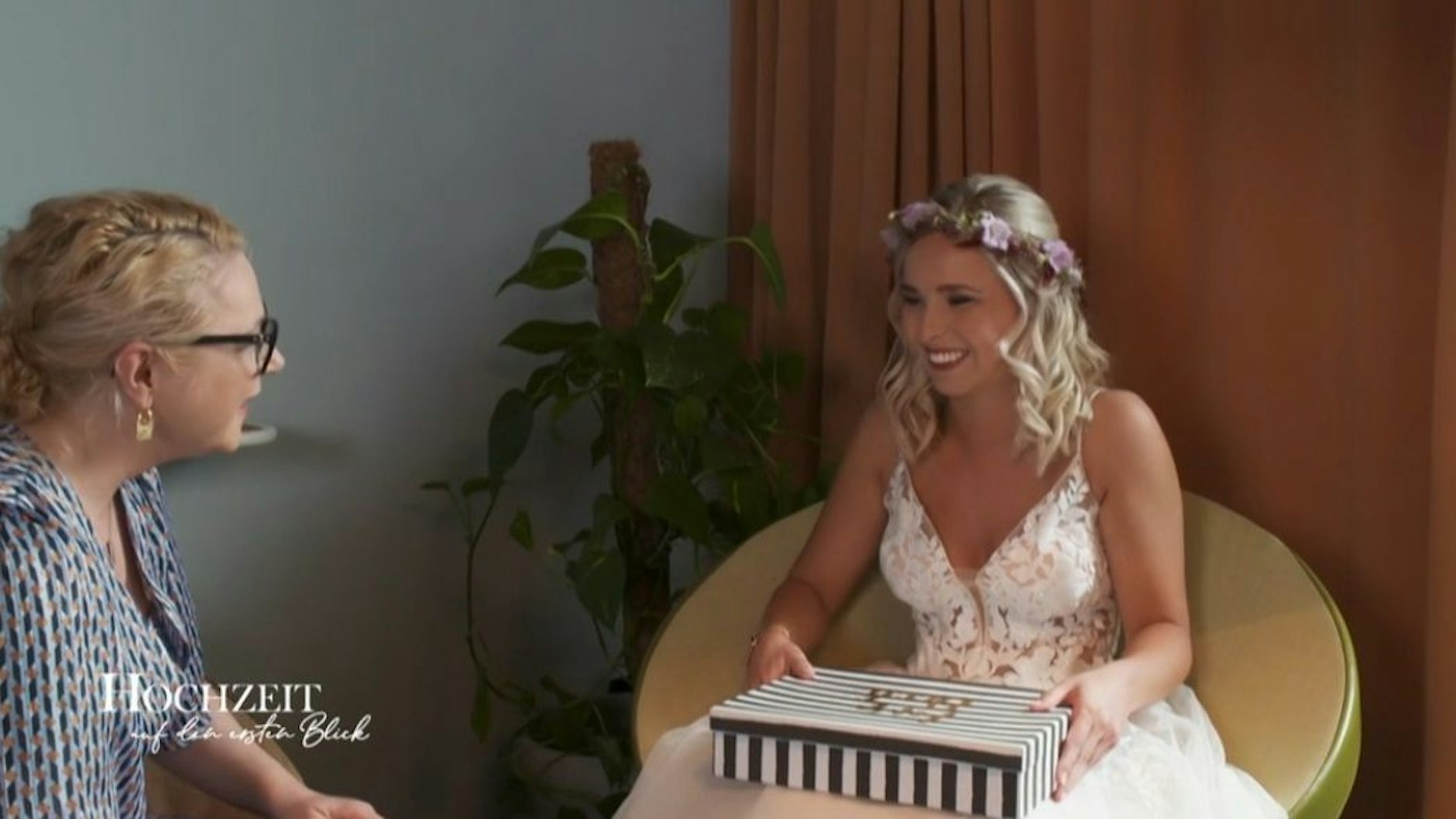 „Hochzeit auf den ersten Blick“-Expertin Dr. Sandra Köhldorfer bringt Selina ein Geschenk von Michael, den sie zu dem Zeitpunkt noch nicht kennt.