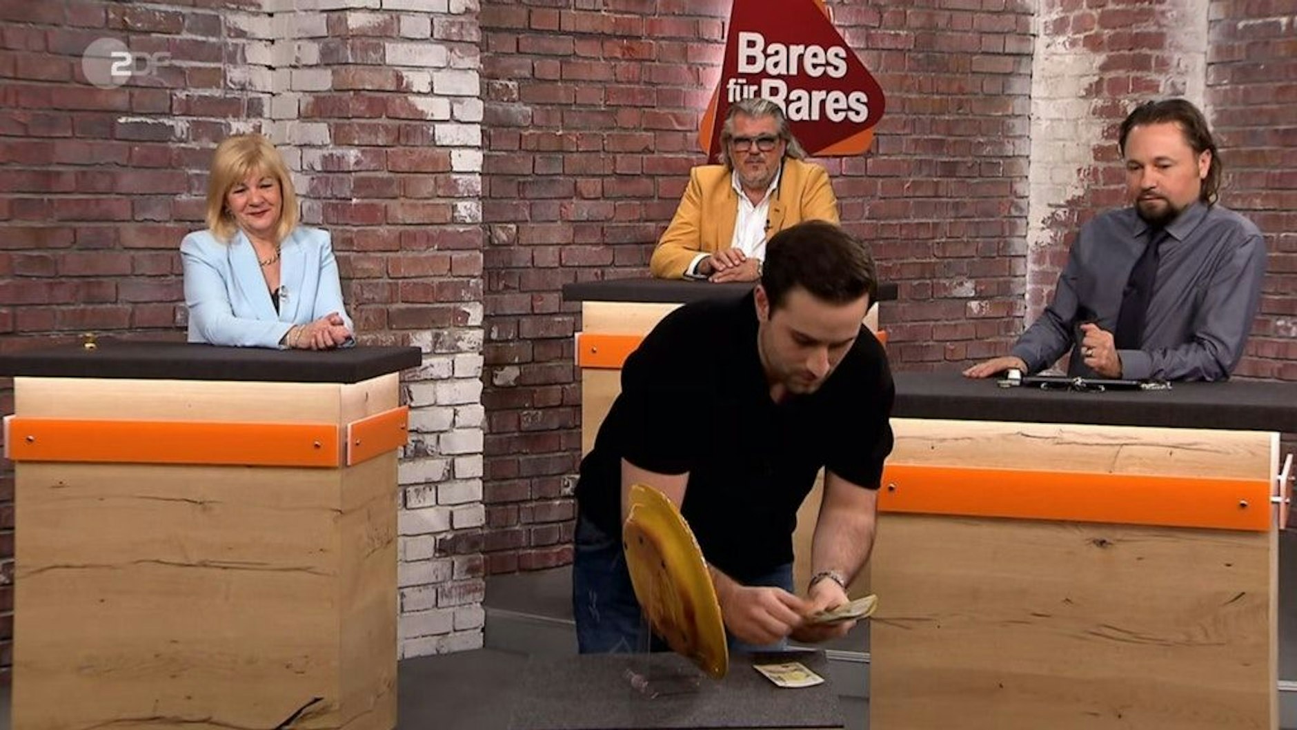 „Bares für Rares“-Händler David Suppes zahlt 7500 Euro für den Teller von Pablo Picasso.