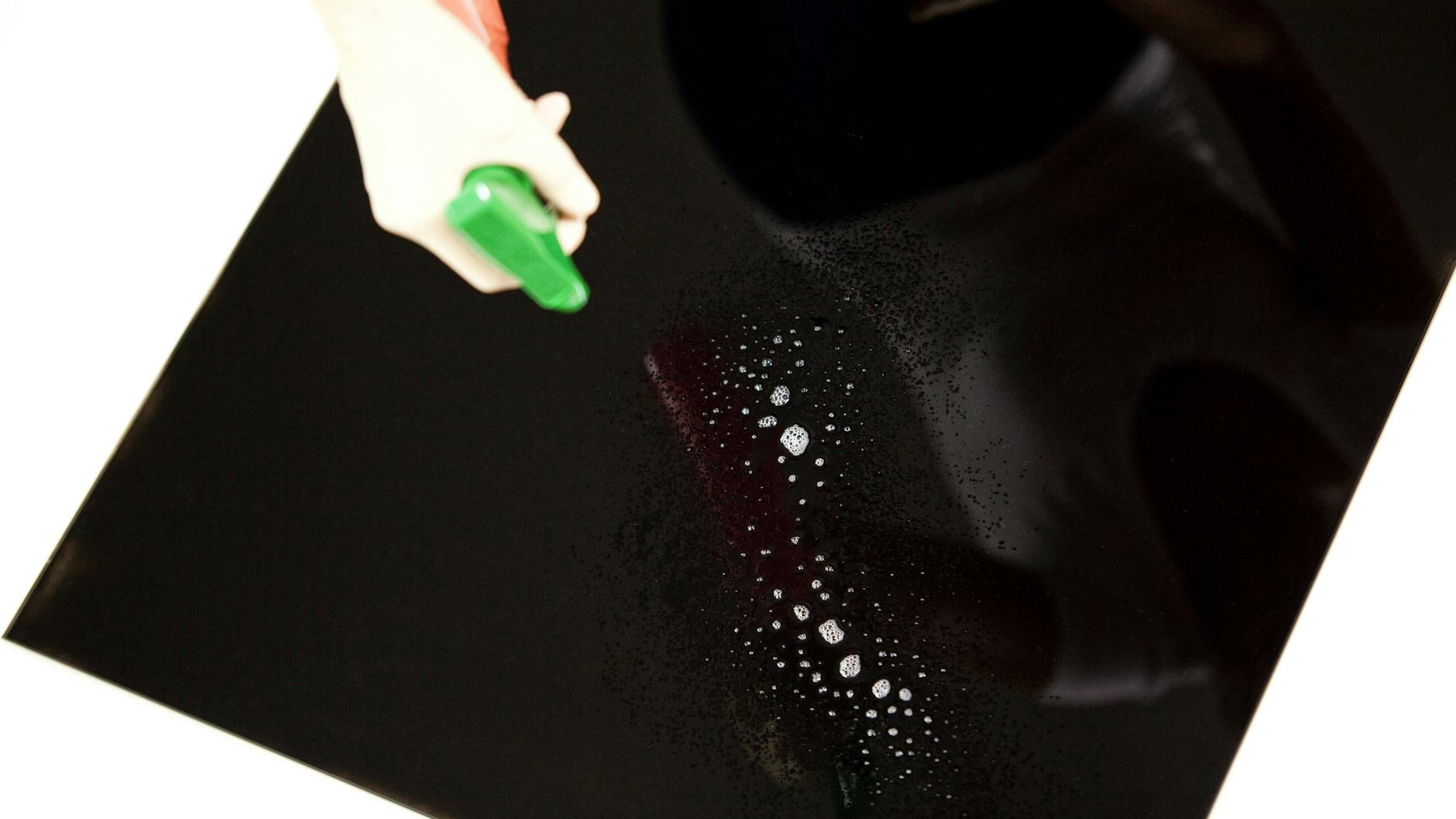 Wer das Ceranfeld glänzend reinigen will, nimmt am besten Hausmittel dazu.