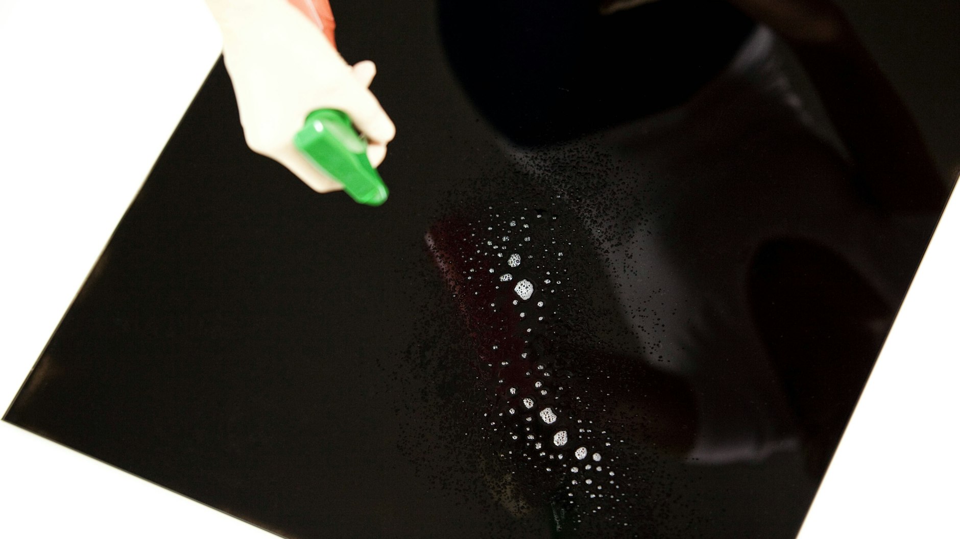 Wer das Ceranfeld glänzend reinigen will, nimmt am besten Hausmittel dazu.