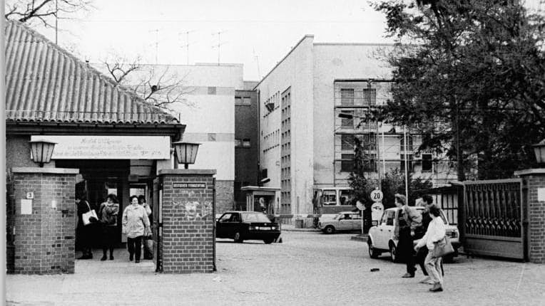 Der Eingang zum Gelände des DDR-Fernsehens. 