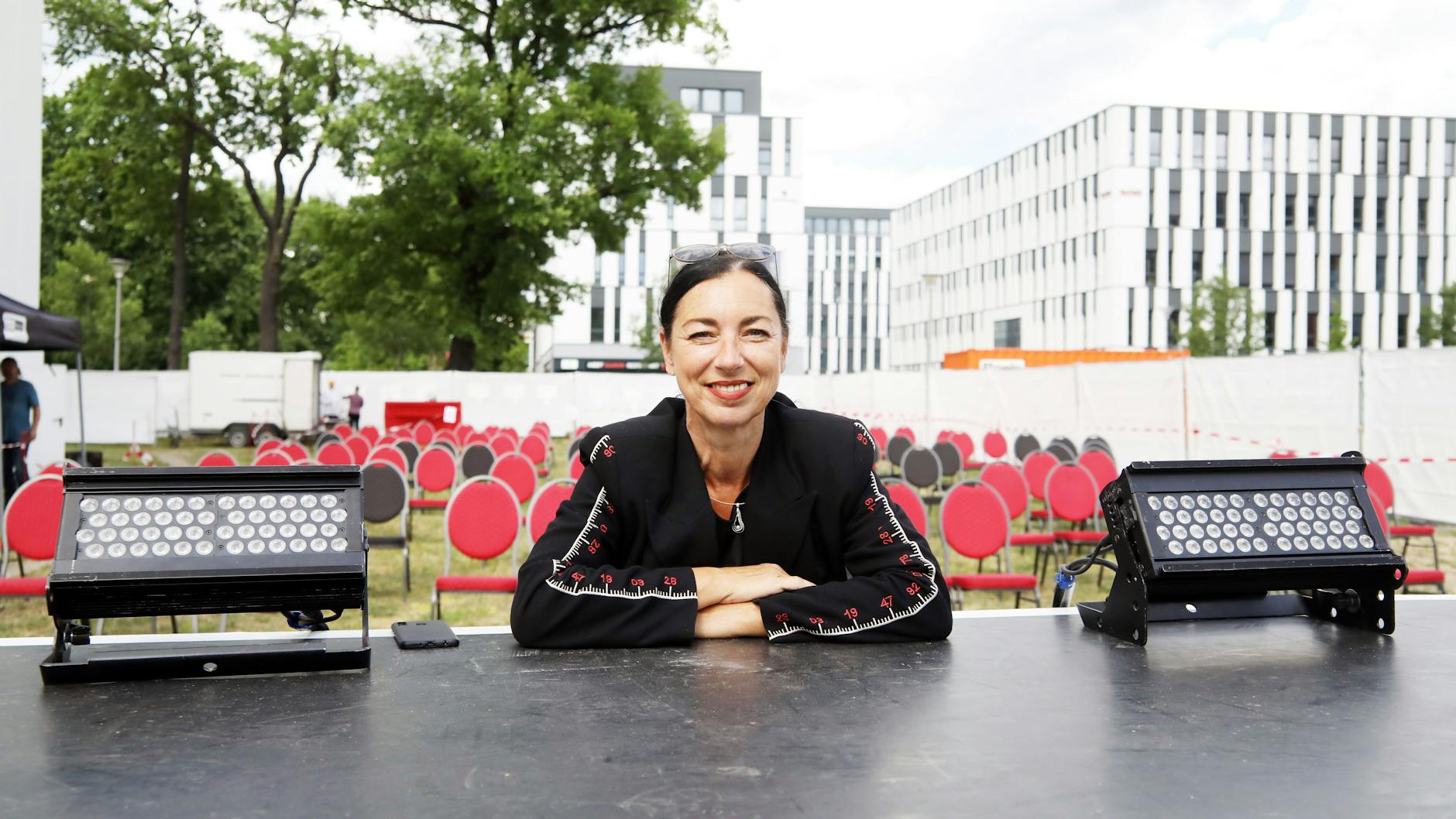 Mitten auf dem einstigen Gelände des einstigen DDR-Fernsehens in Adlershof hat Kathrin Schülein (56) das Theater-Ost aufgebaut.