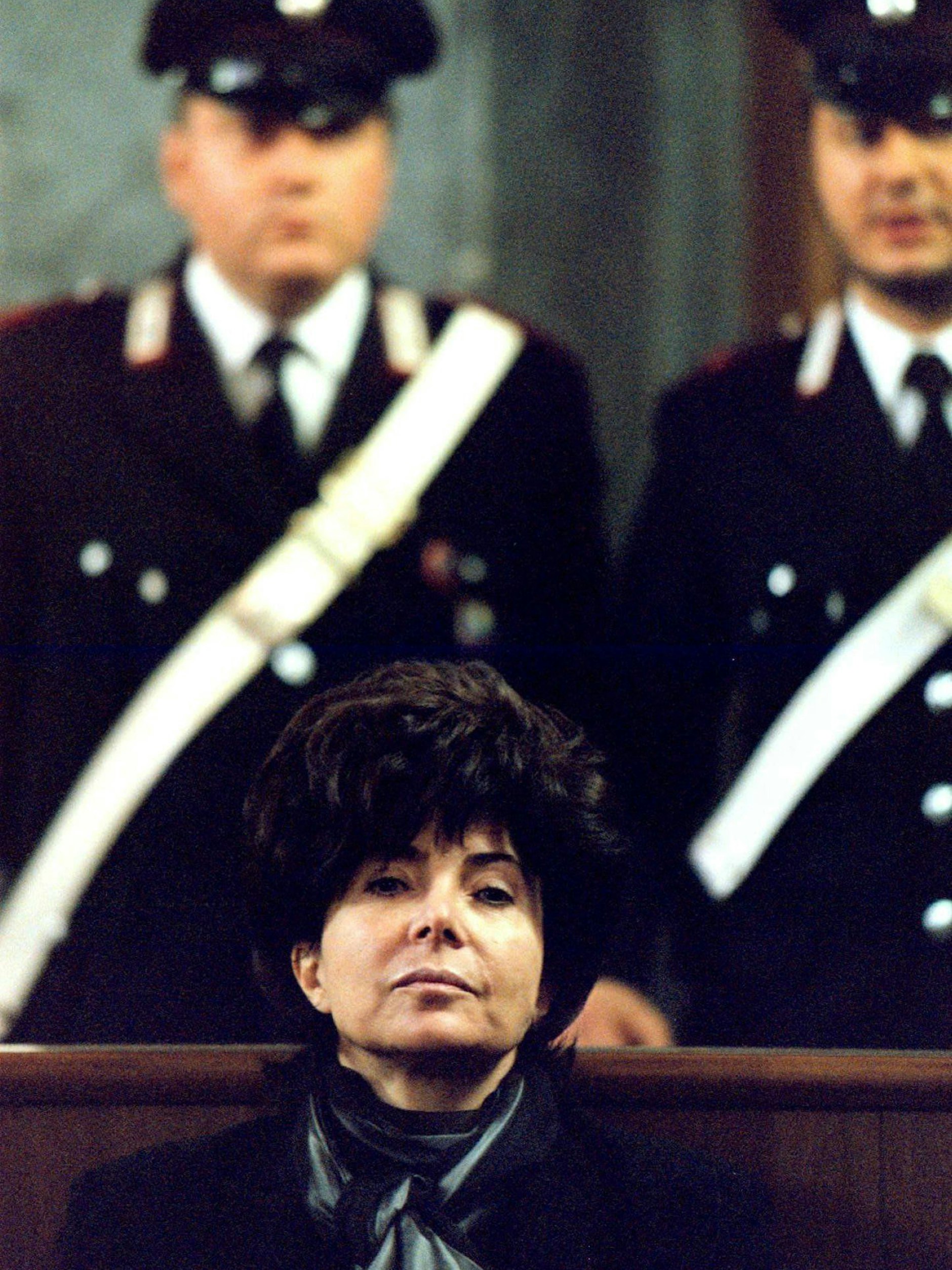 Mailand: Patrizia Reggiani, ehemalige Frau des italienischen Modeschöpfers Maurizio Gucci, wartet 1998 im Gerichtssaal in Mailand auf den Beginn der Verhandlung. Reggiani hatte den Mord ihres Ex-Mannes in Auftrag gegeben – sie wurde&nbsp;dafür zu 29 Jahren Haft verurteilt, von denen sie 16 absaß.