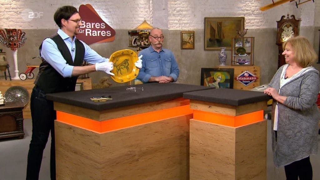 „Bares für Rares“-Experte Colmar Schulte-Goltz schätzt den Teller von Pablo Picasso auf 6800 bis 9000 Euro ein.