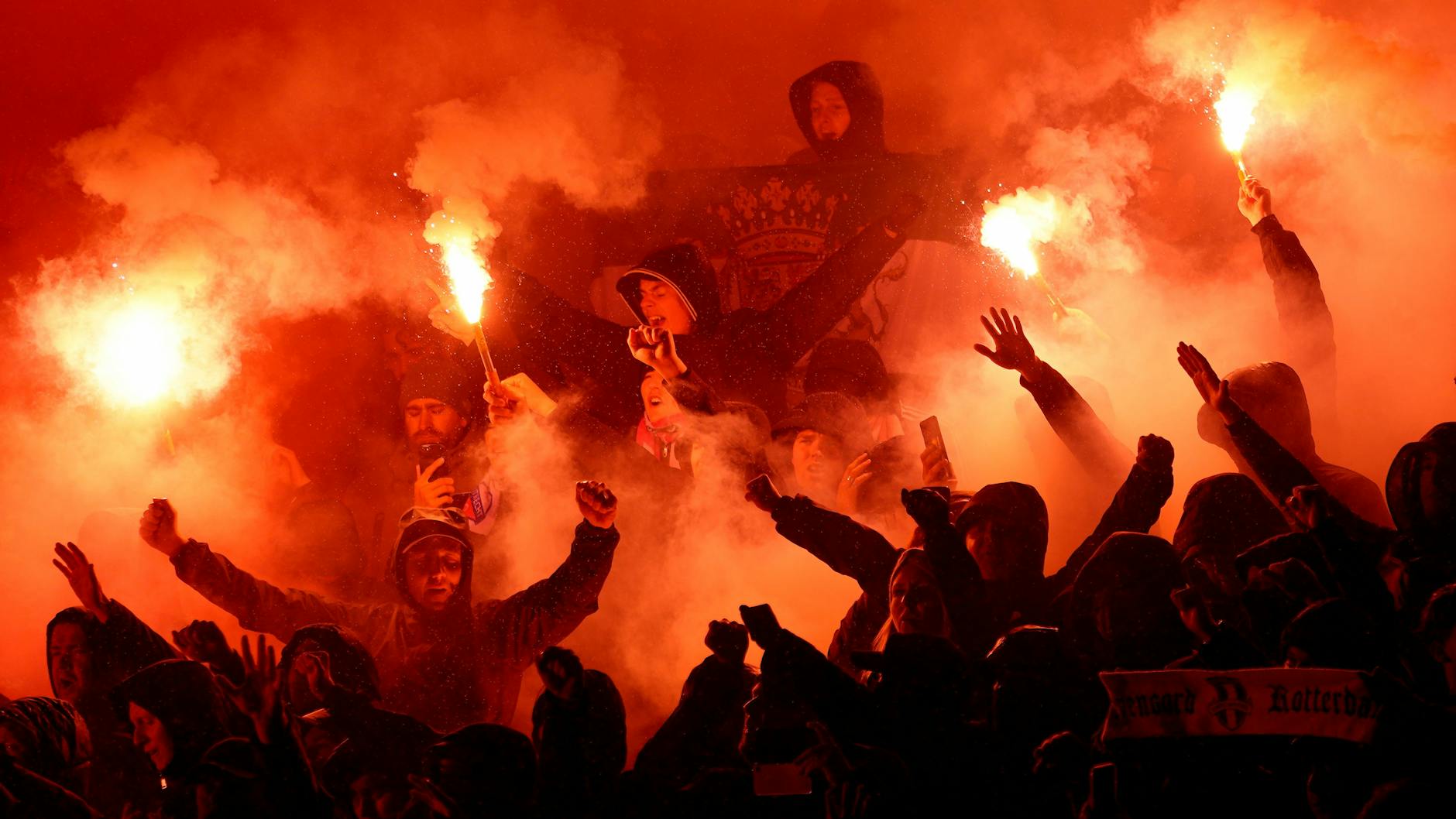 Fans von Rotterdam zünden Pyrotechnik im Olympiastadion.