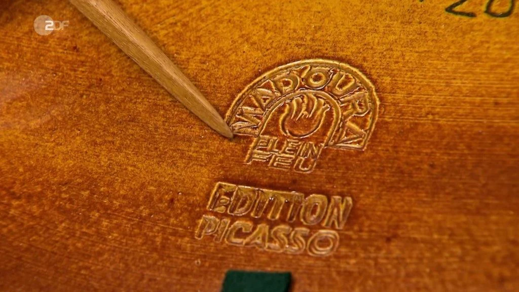 „Bares für Rares“-Experte Colmar Schulte-Goltz zeigt den Stempel im Teller, der für die Echtheit spricht.