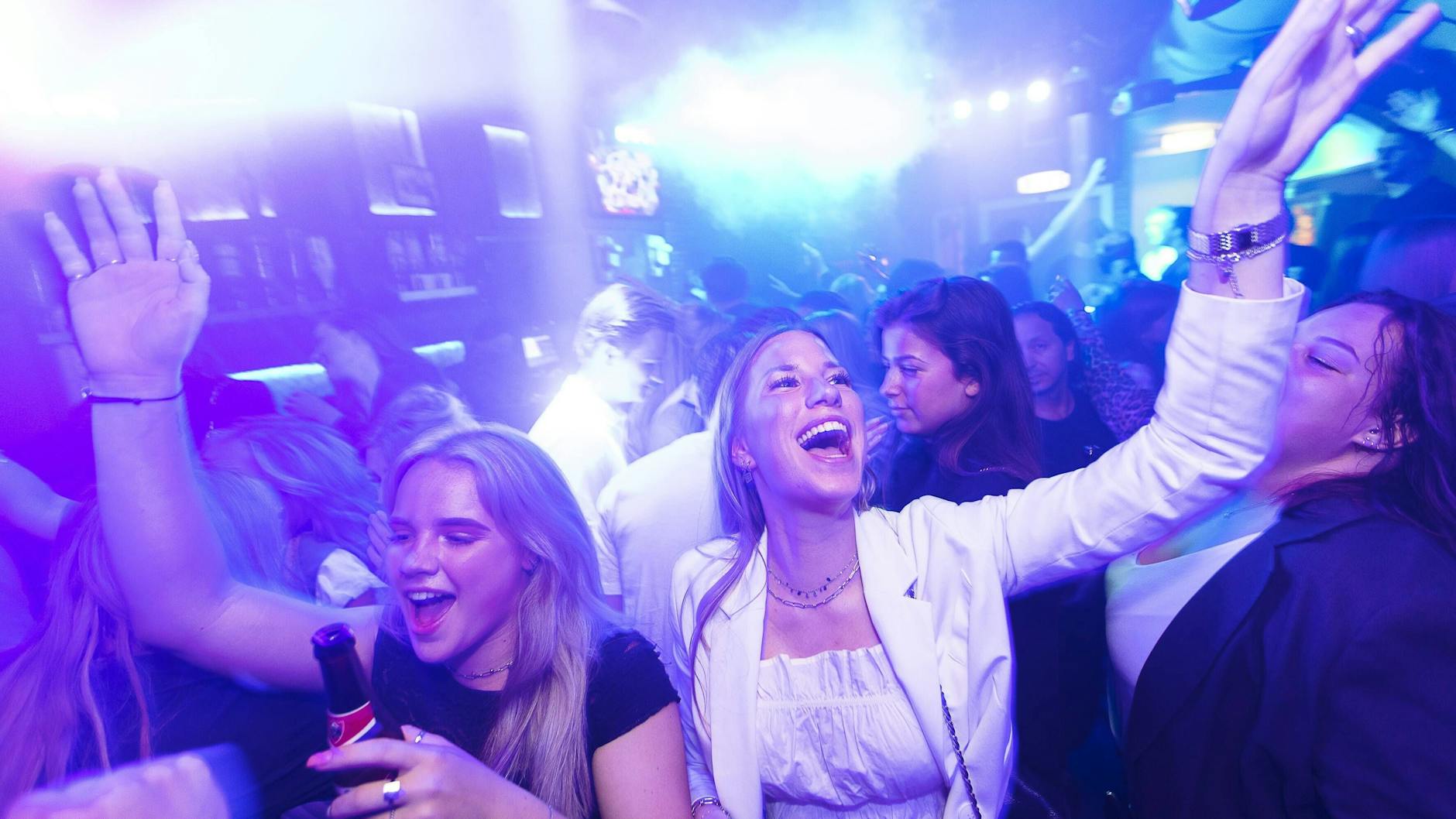 Partygäste feiern dicht gedrängt in einer Bar (Symbolbild).