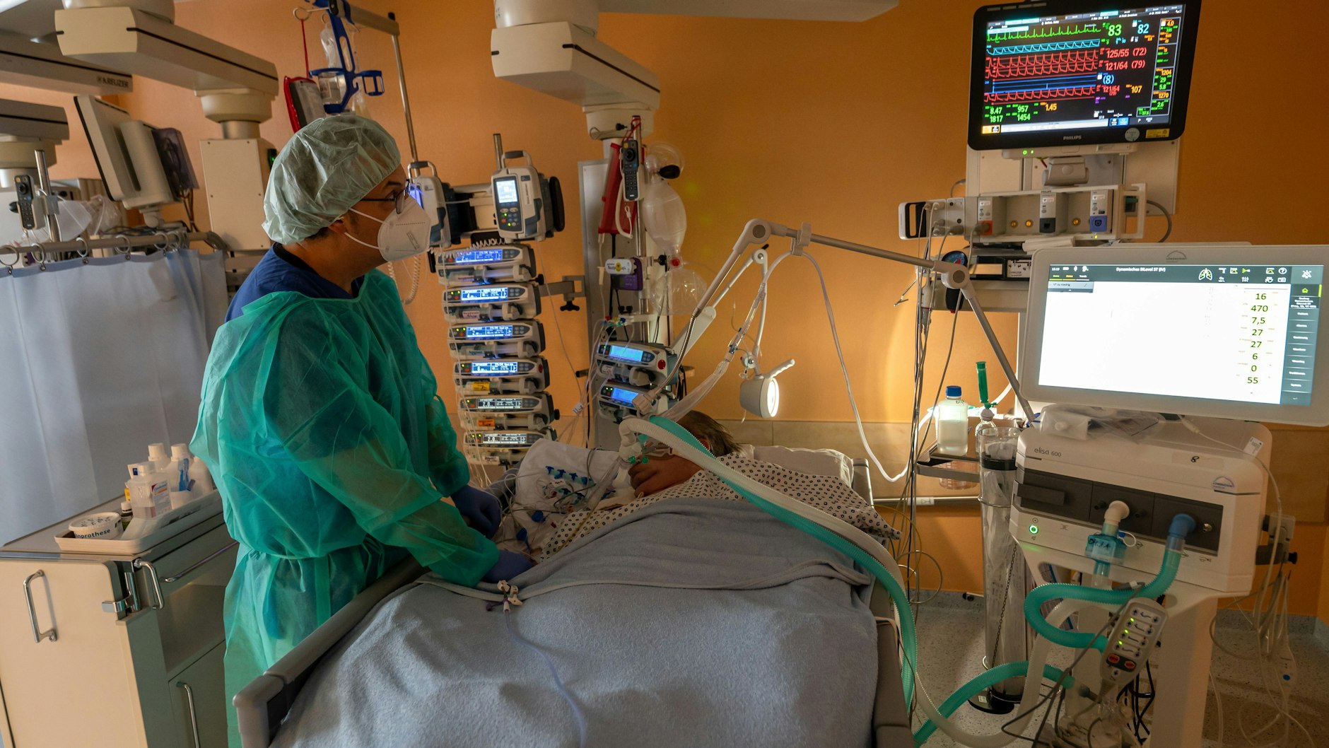 Blick in ein Krankenzimmer auf einer Corona-Intensivstation (Symbolbild).