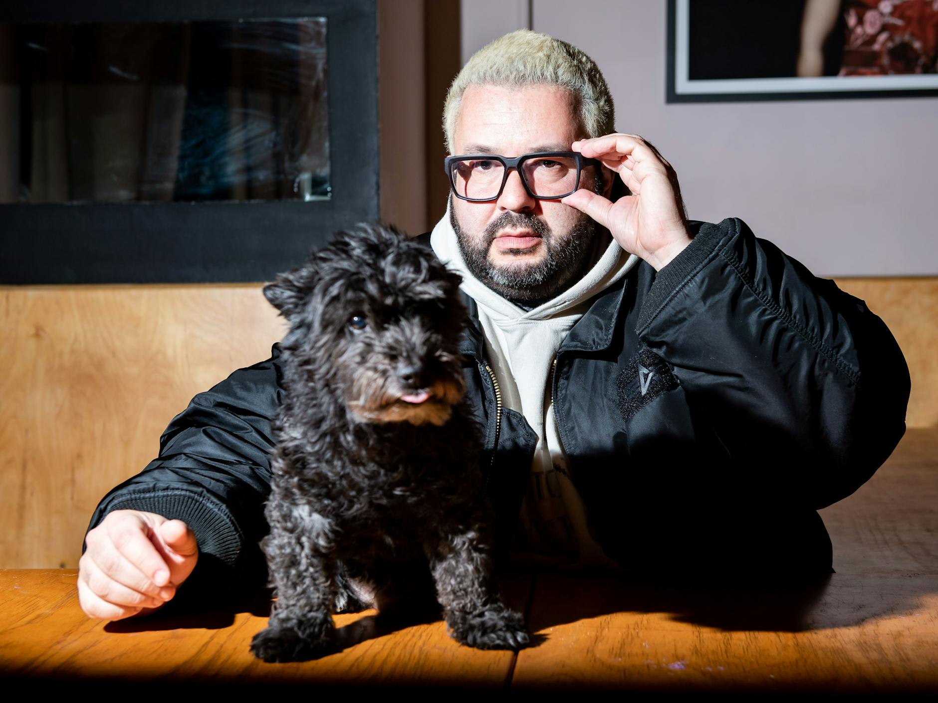 Comedian Oliver Polak und sein Hund Arthur verweilen in einem Restaurant.