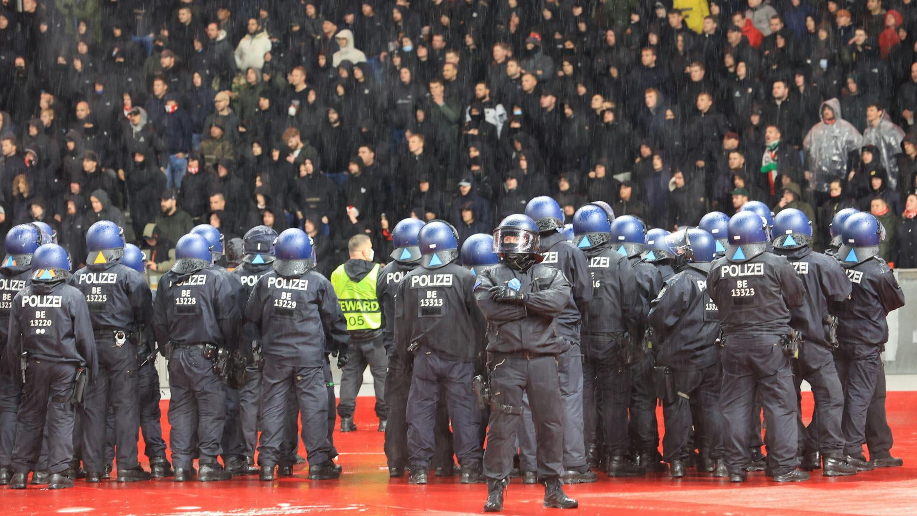Hunderte Polizisten waren nötig, um die Sicherheit beim Risikospiel von Union Berlin gegen Feyenoord Rotterdam zu gewährleisten. 