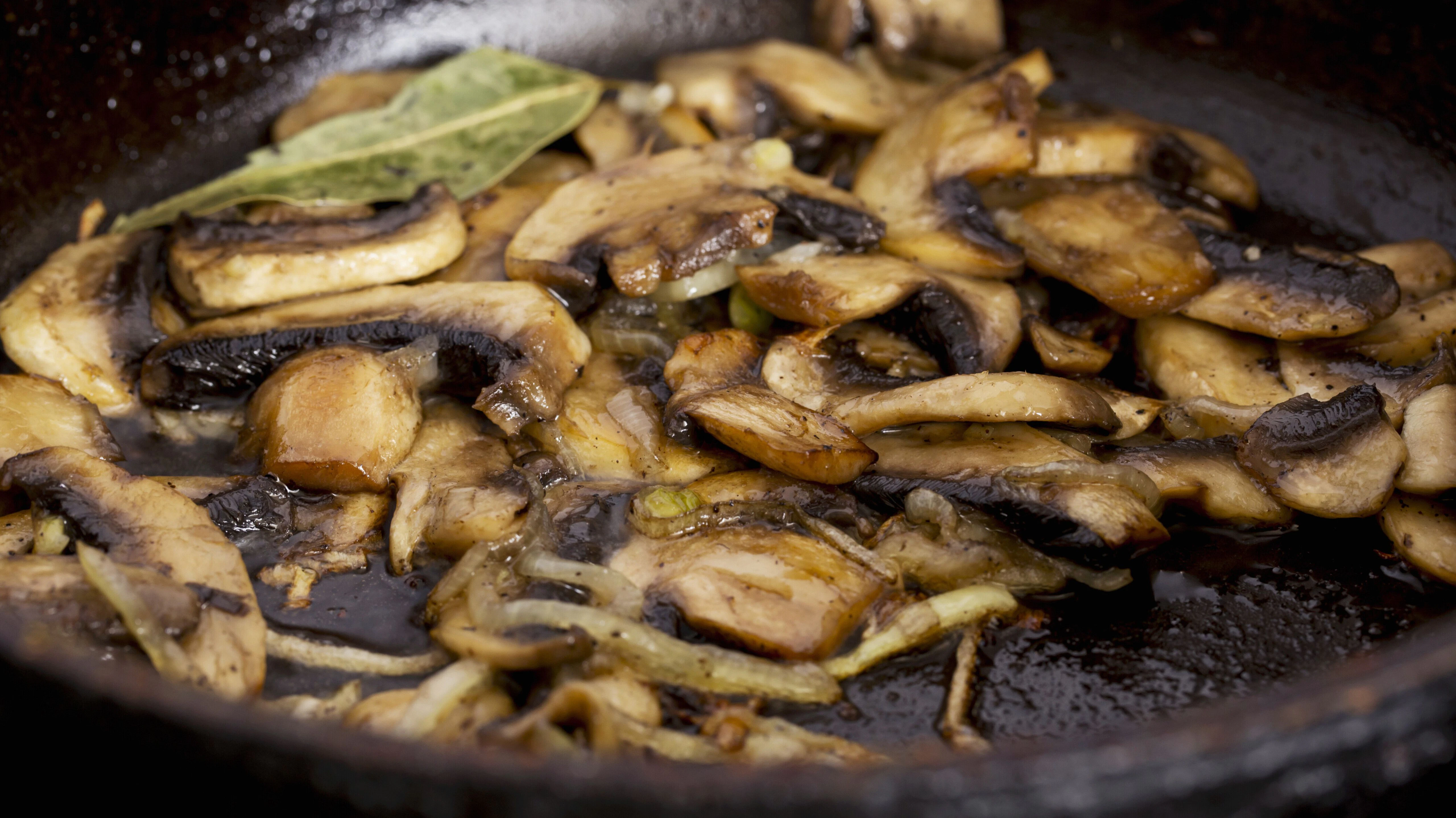 In der Pfanne zubereitet entfalten Champignons einen vollen Geschmack.