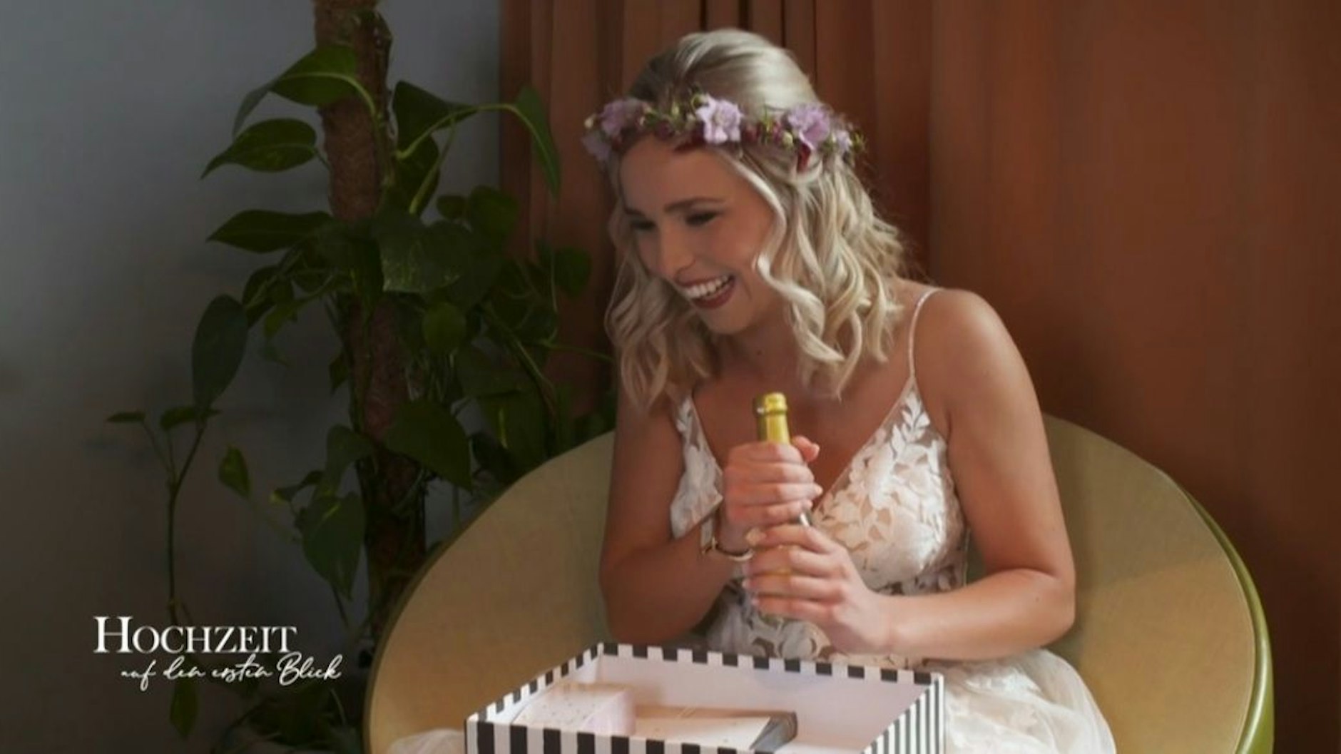 Über den Notfall-Sekt freut sich „Hochzeit auf den ersten Blick“-Braut Selina besonders.