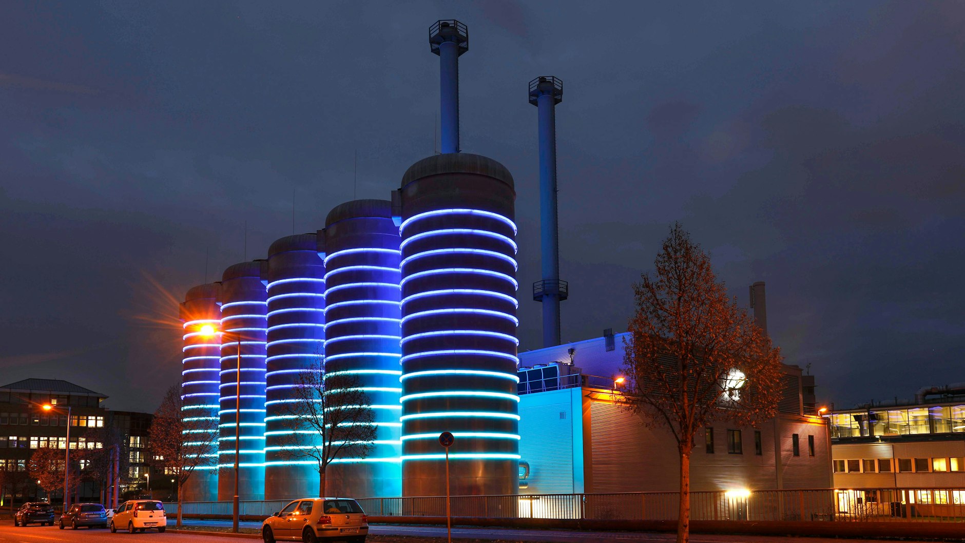 Futuristisch schön leuchtet es am Wissenschaftsstandort Adlershof, der sogar ein eigenes Heizkraftwerk hat.
