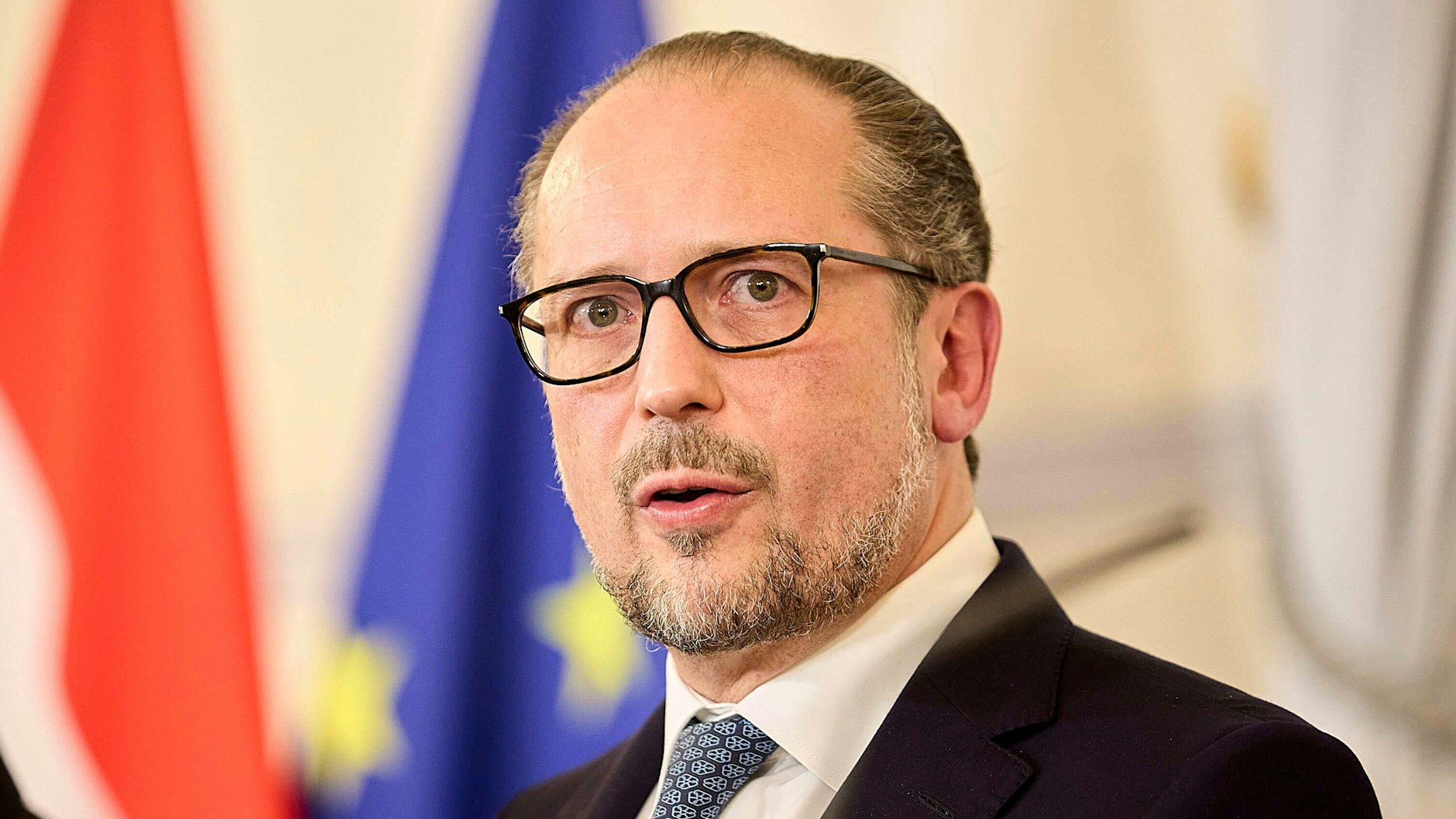 Österreich führt die 2G-Regel früher ein als geplant, das teilte Kanzler Schallenberg am Freitag mit.