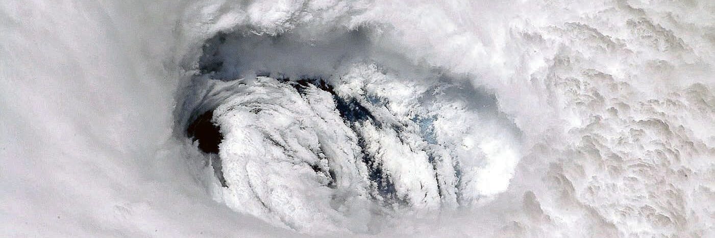Ein Tropensturm vom Weltraum aus fotografiert.