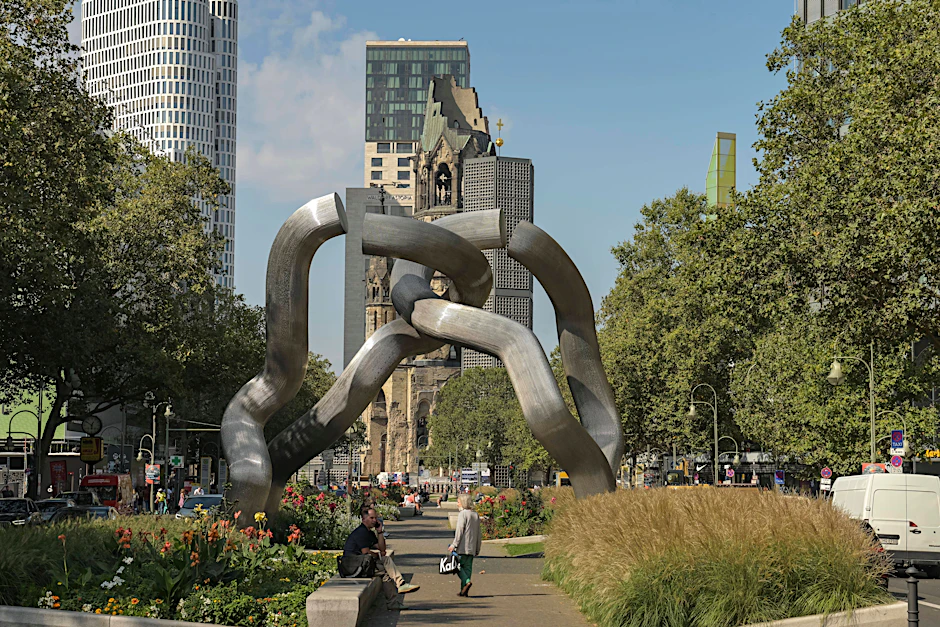 Verschiedene Gräser: Für die Skultptur „Berlin“ bilden sie den idealen ruhigen Hintergrund.