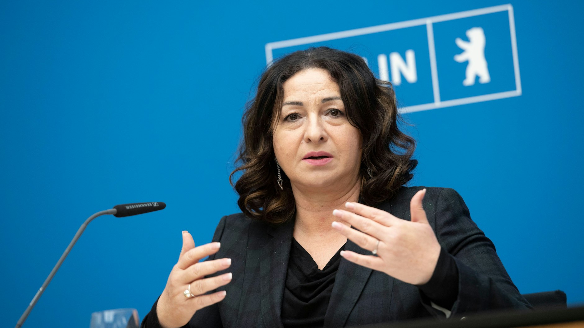Gesundheitssenatorin Dilek Kalayci spricht in einer Pressekonferenz (Archivbild).