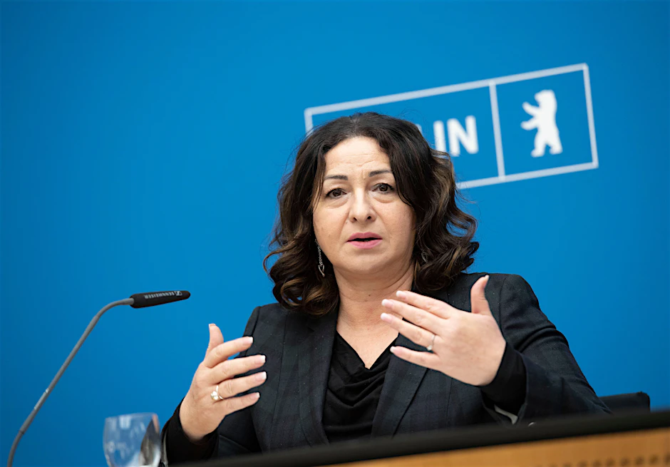 Gesundheitssenatorin Dilek Kalayci spricht in einer Pressekonferenz (Archivbild).