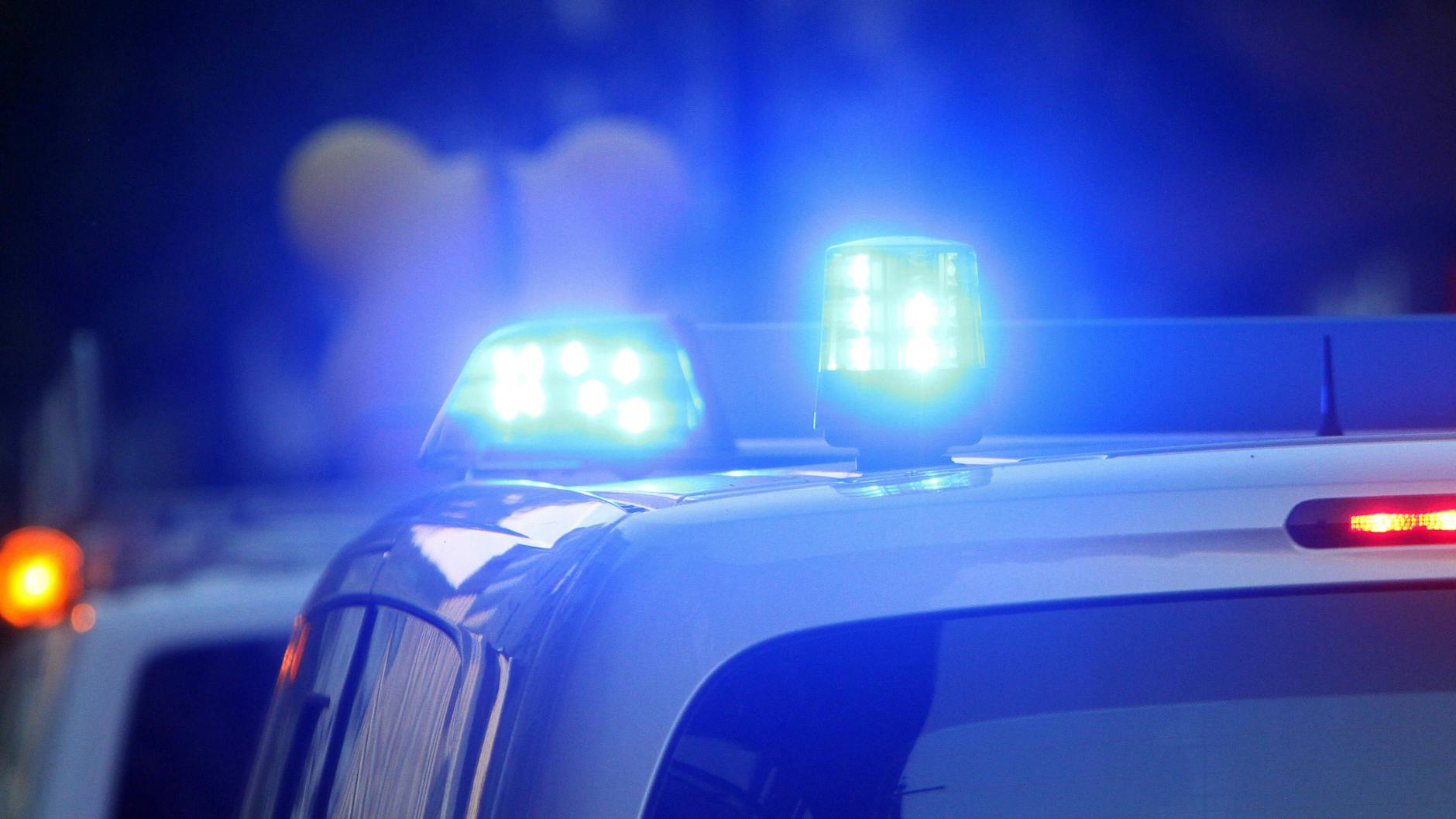 Einsatzwagen der Polizei stehen mit Blaulicht an einem Tatort (Symbolbild). 