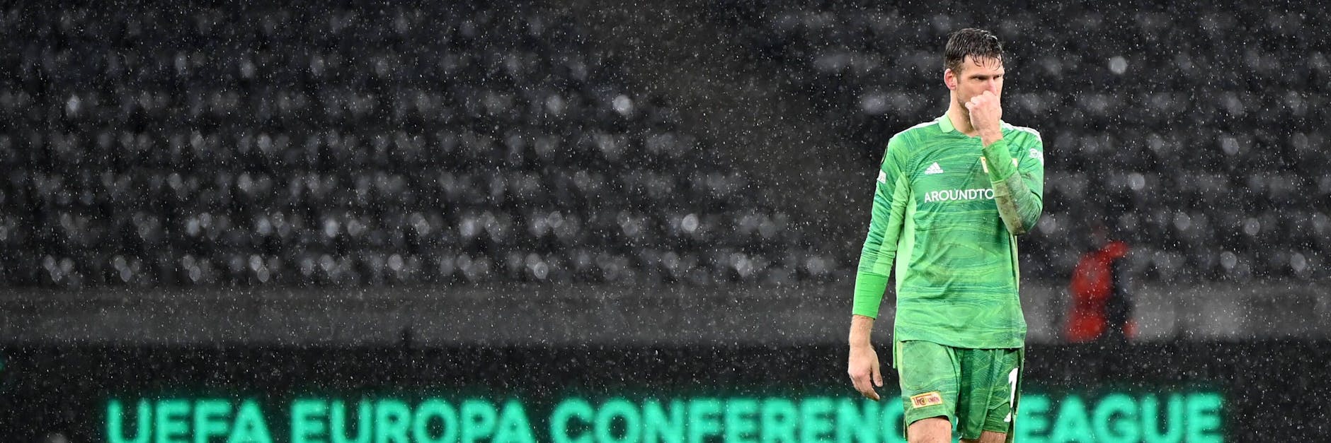 Die Einsamkeit des Torwarts nach einem Fehler? Der Anblick täuscht. Beim 1.FC Union standen alle zu Keeper Andreas Luthe nach dem 1:2 gegen Feyenoord.