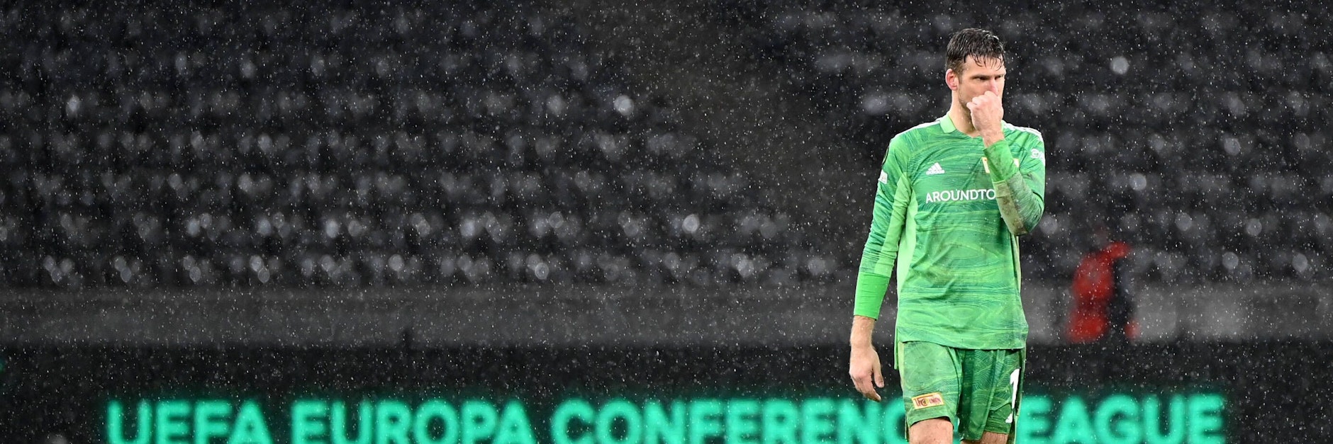 Die Einsamkeit des Torwarts nach einem Fehler? Der Anblick täuscht. Beim 1.FC Union standen alle zu Keeper Andreas Luthe nach dem 1:2 gegen Feyenoord.