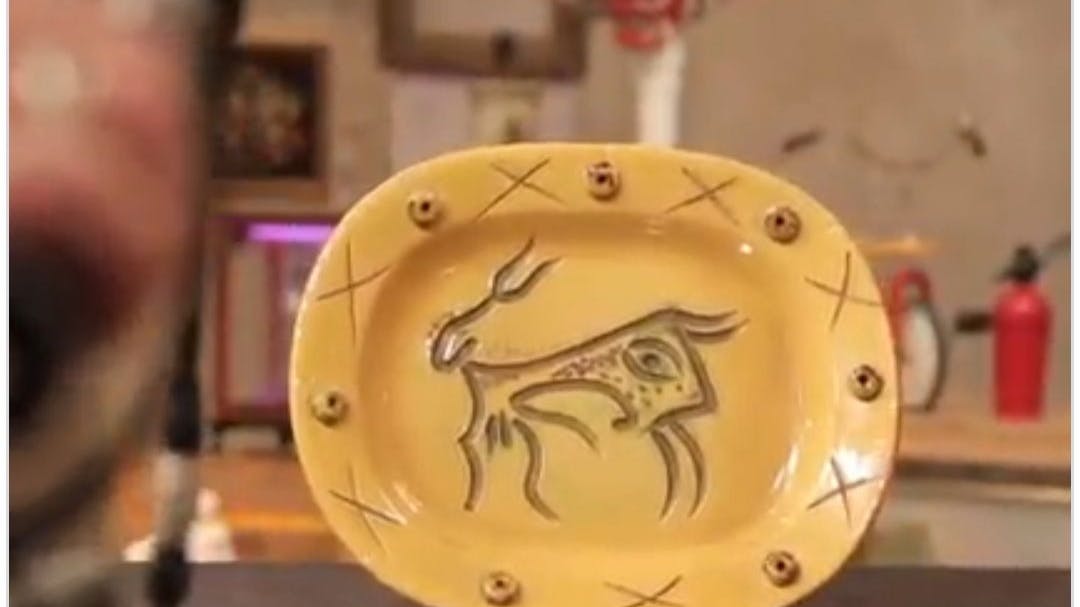 Bei „Bares für Rares“ steht ein wirklich frühes Werk von Pablo Picasso mit seinem berühmten Stier drauf zum Verkauf.