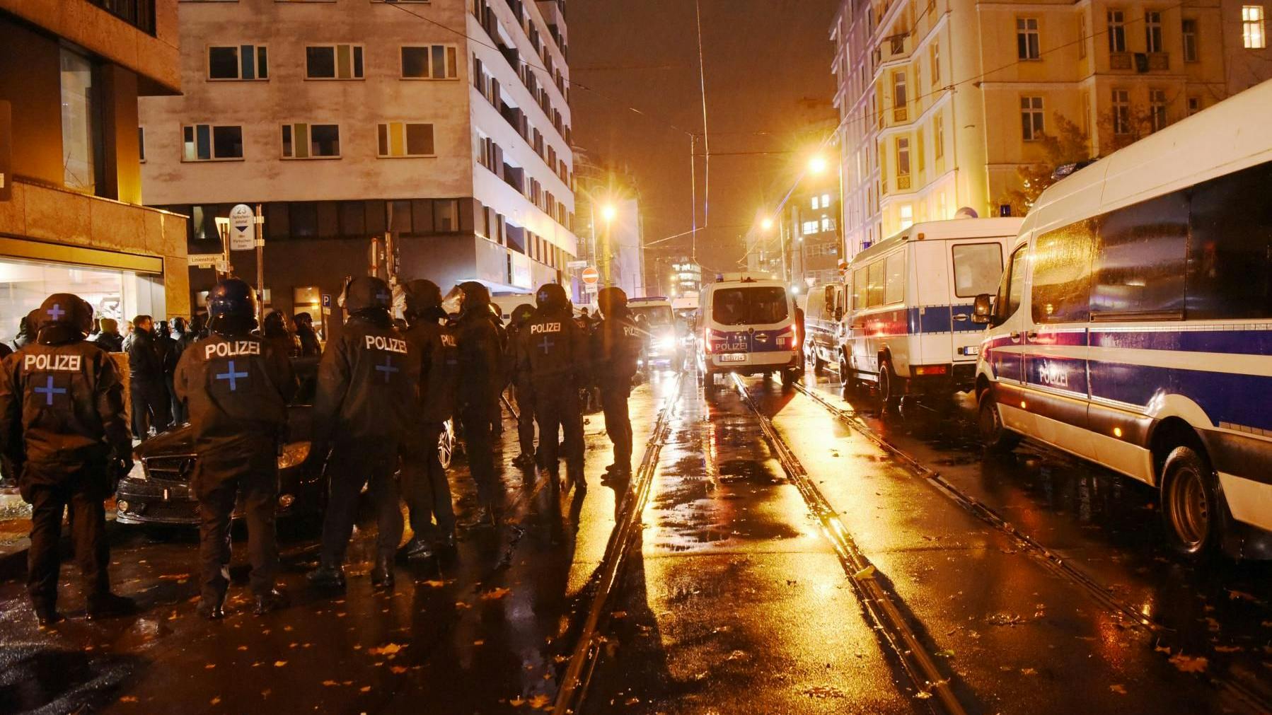 Die Polizei Berlin kontrolliert Rotterdam-Fans im Umfeld des Rosa-Luxemburg-Platzes in Mitte.