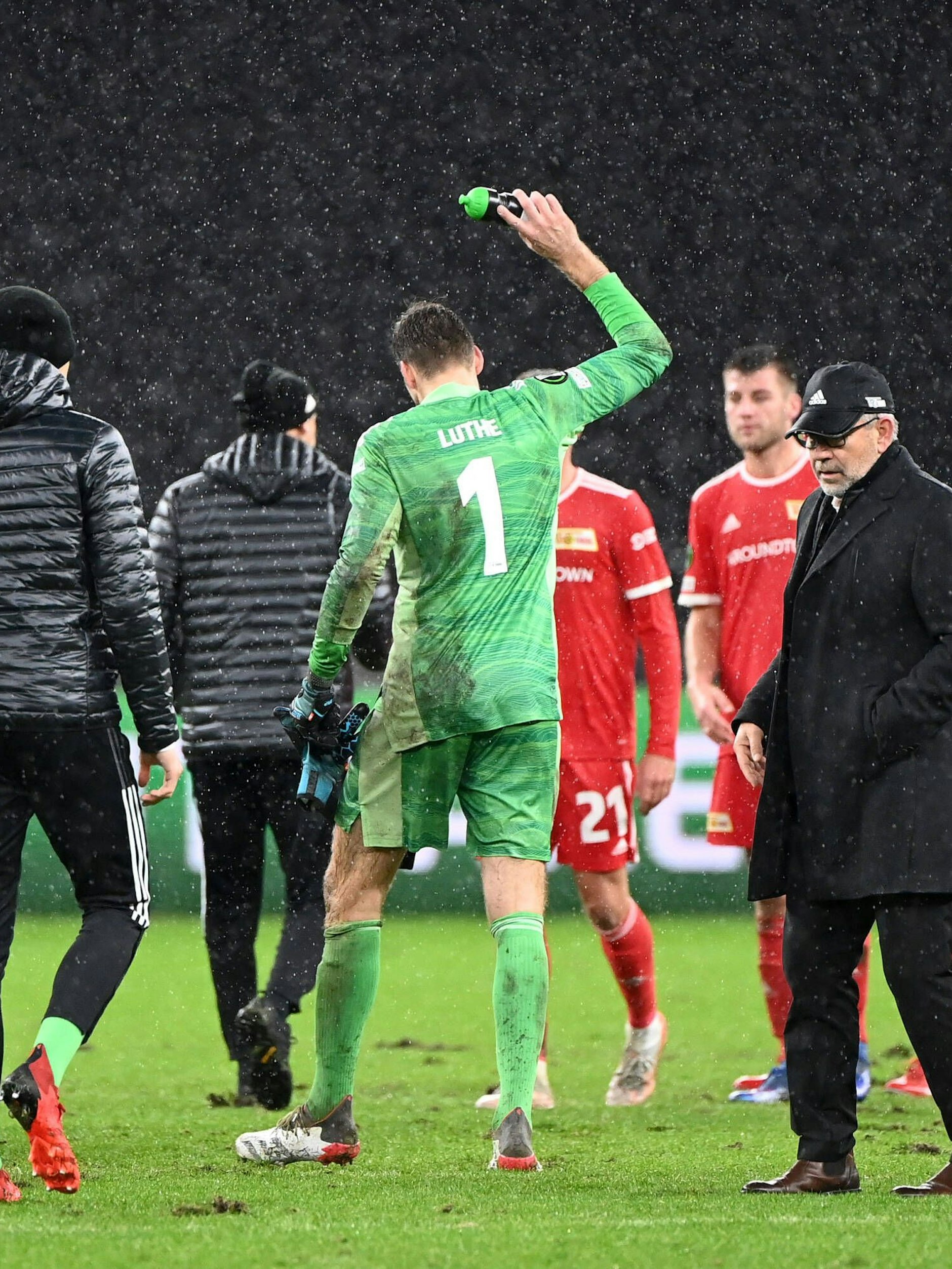 Sauer auf Gott und die Welt und natürlich auch ein bisschen auf sich selber: Unions Schlussmann Andreas Luthe schmeißt genervt eine Trinkflasche zu Boden. 