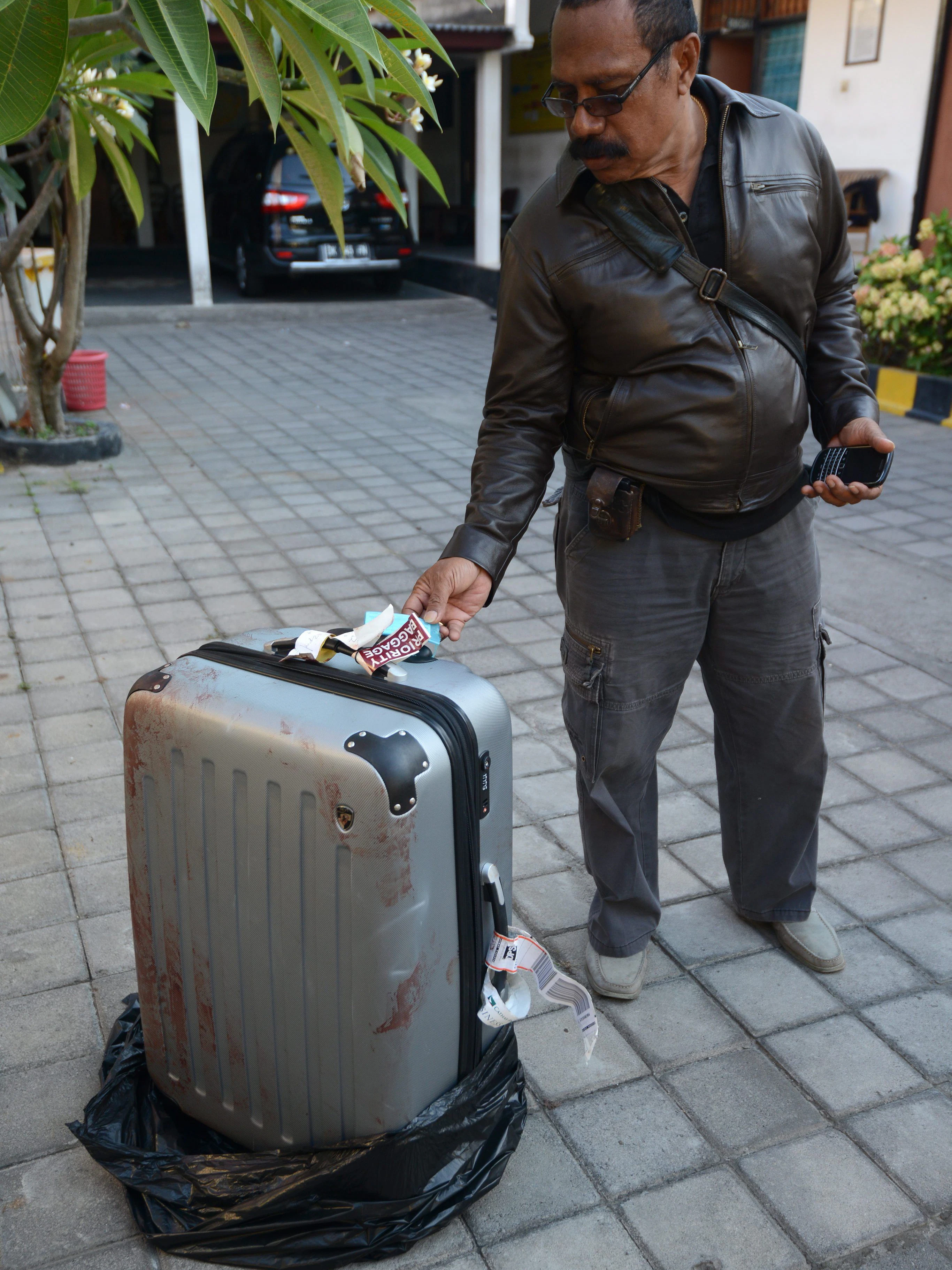 In diesem blutverschmierten Koffer hatten Polizisten auf Bali die Leiche der US-Touristin Sheila von Wiese Mack (†62) aus Chicago entdeckt.