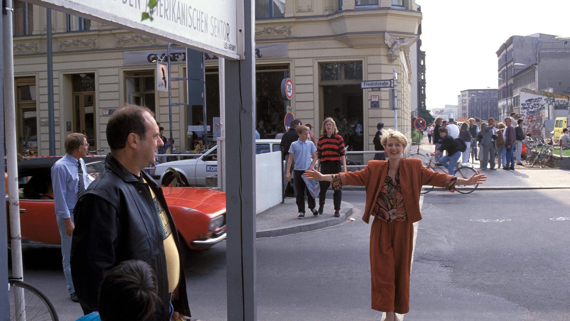 1990, Grenzstreifen in der Friedrichstraße: Die ostdeutsche Moderatorin Carmen Nebel im Osten Berlins.
