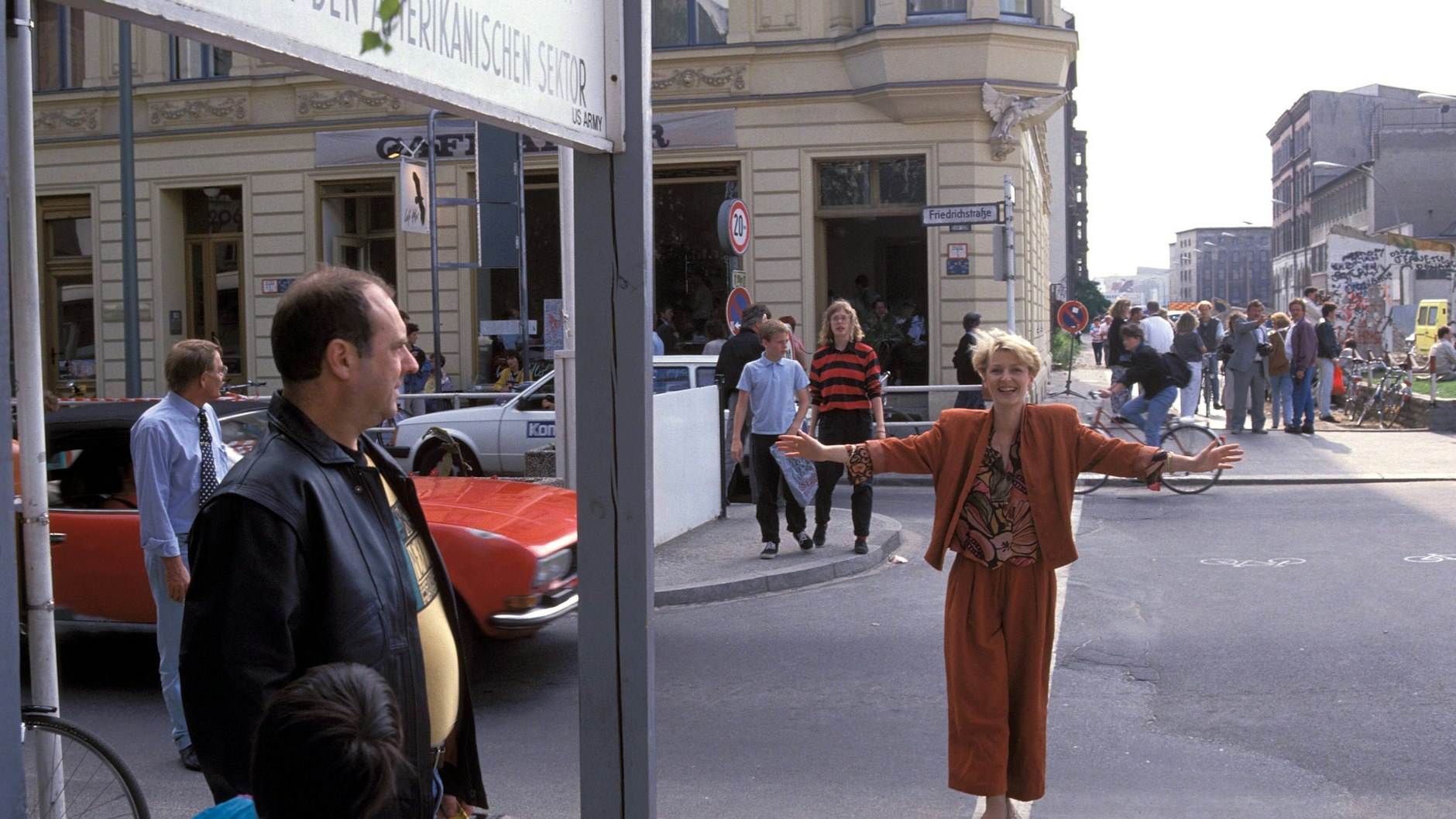 1990, Grenzstreifen in der Friedrichstraße: Die ostdeutsche Moderatorin Carmen Nebel im Osten Berlins.