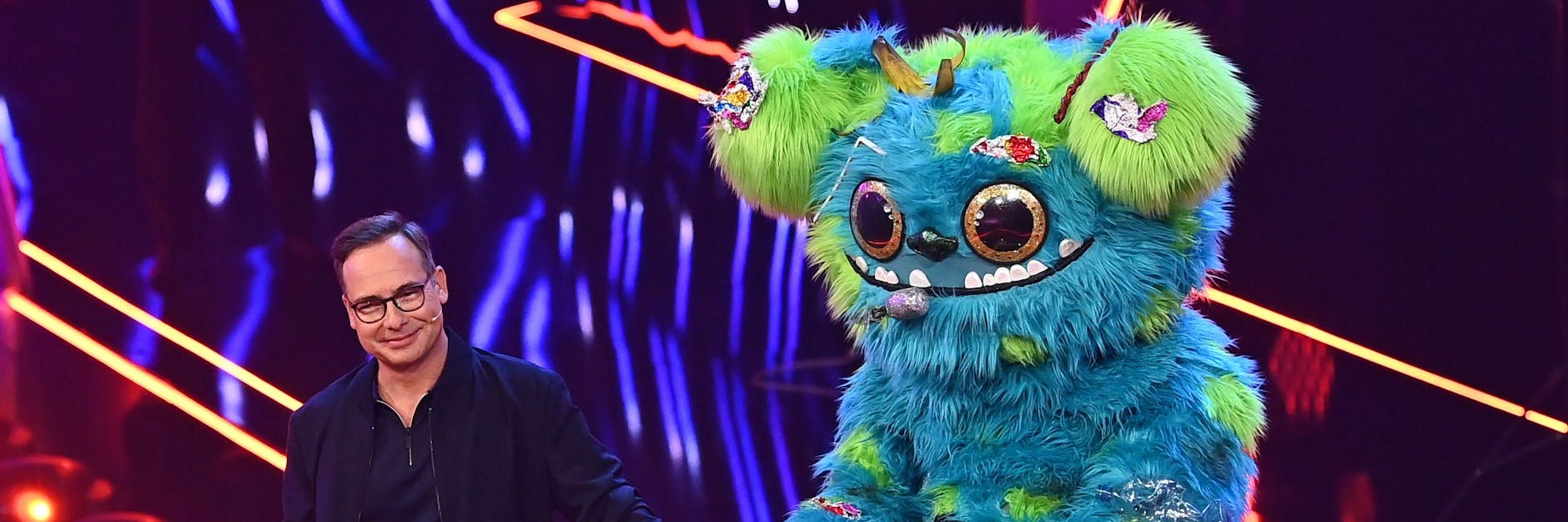 Das Müll-Monster Mülli Müller mit „Masked Singer“-Moderator Matthias Opdenhövel.