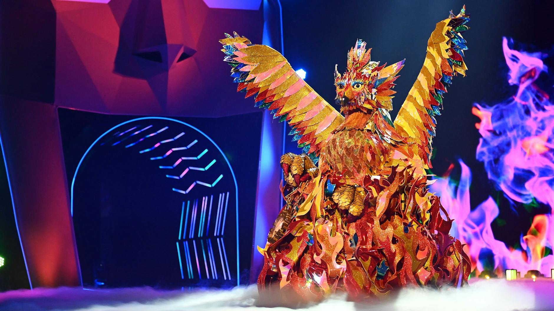 Der Phönix bei seinem Auftritt auf der Bühne von „The Masked Singer“.