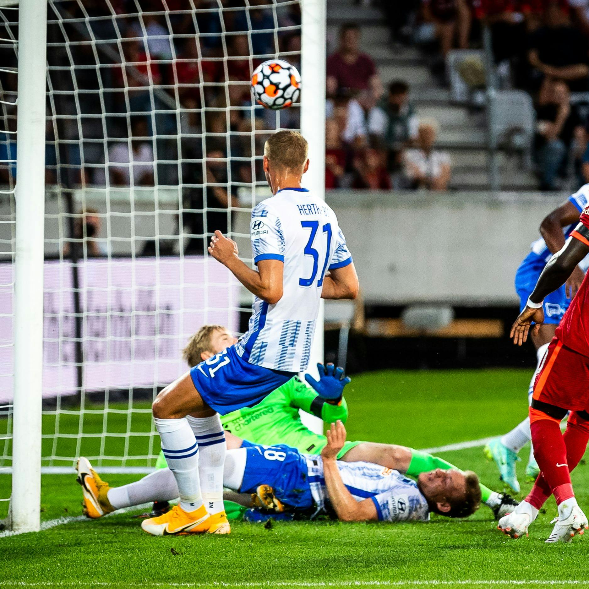 Ascacibar trifft und wird getroffen. Beim 4:3-Test gegen LIverpool erwischte ihn Keeper Kelleher am Kopf.
