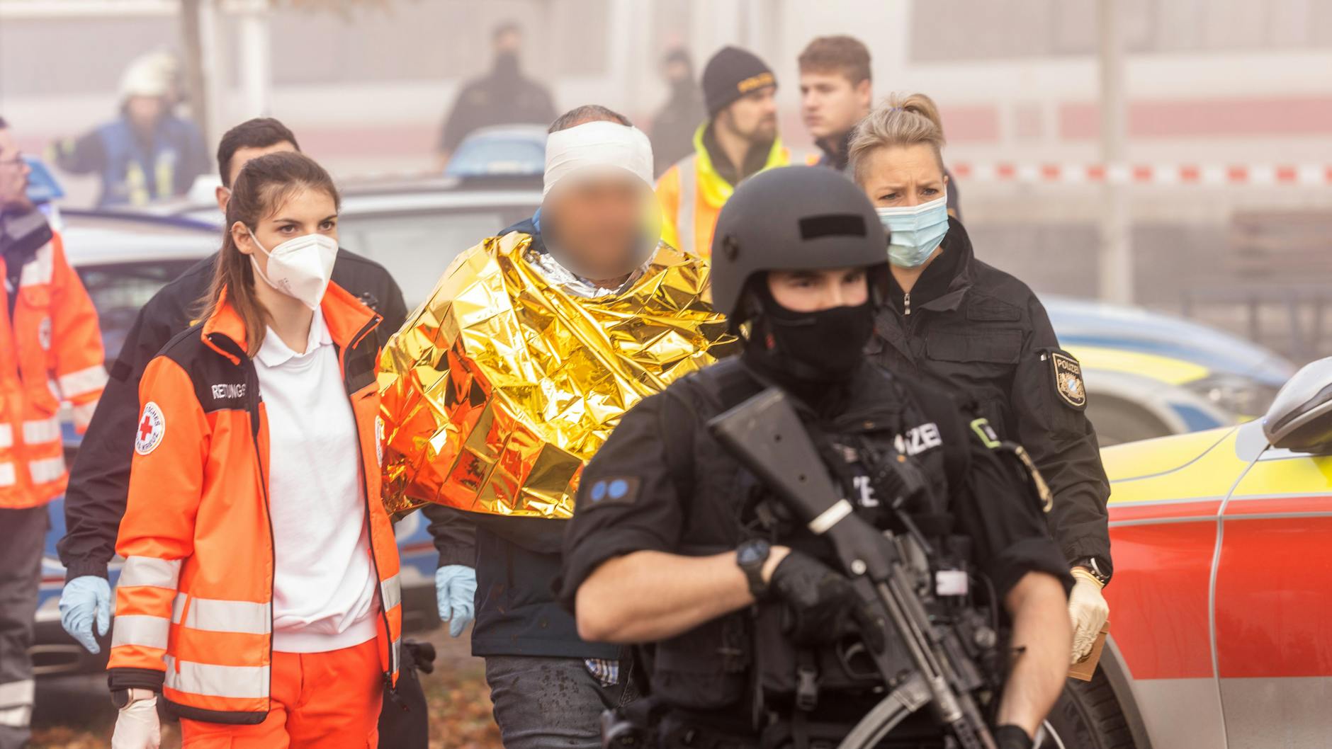 In einem ICE zwischen Regensburg und Nürnberg hat es eine Messerattacke gegeben. Eine Person wird von Polizei und Rettungskräften weggeführt. Es handelt sich nicht um den Tatverdächtigen.