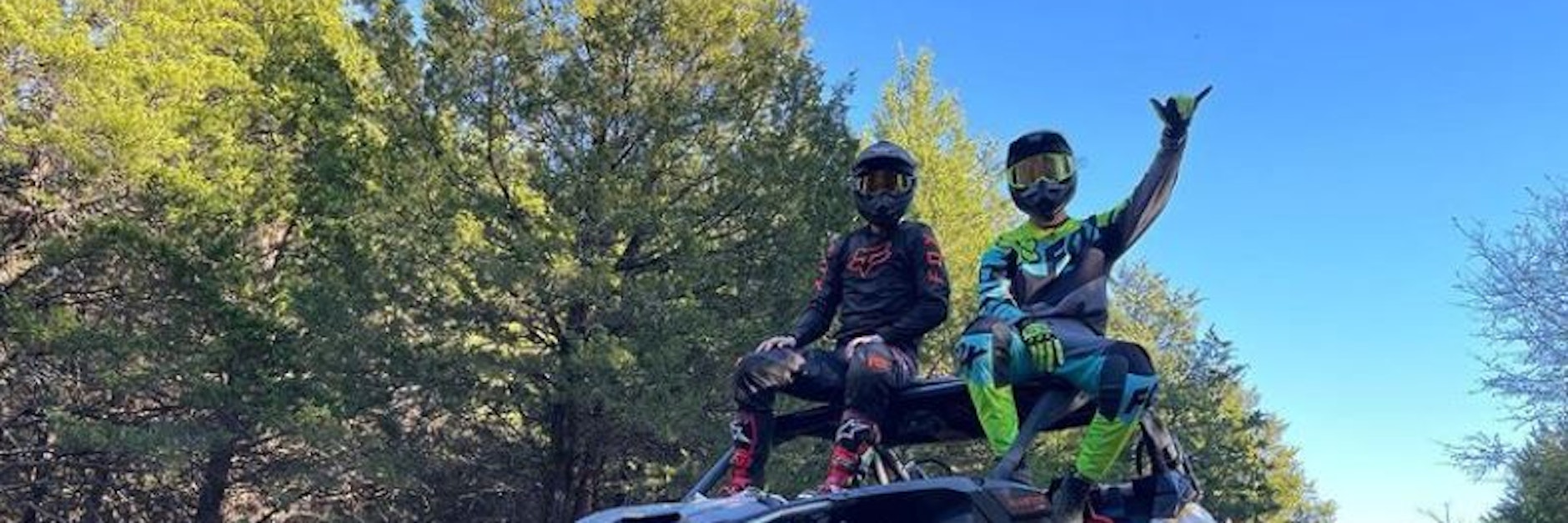 Mick Schumacher beim Quadfahren mit Alpine-Kollege Esteban Ocon an der Baja California Sur. Spaß muss auch mal sein.&nbsp;<br>