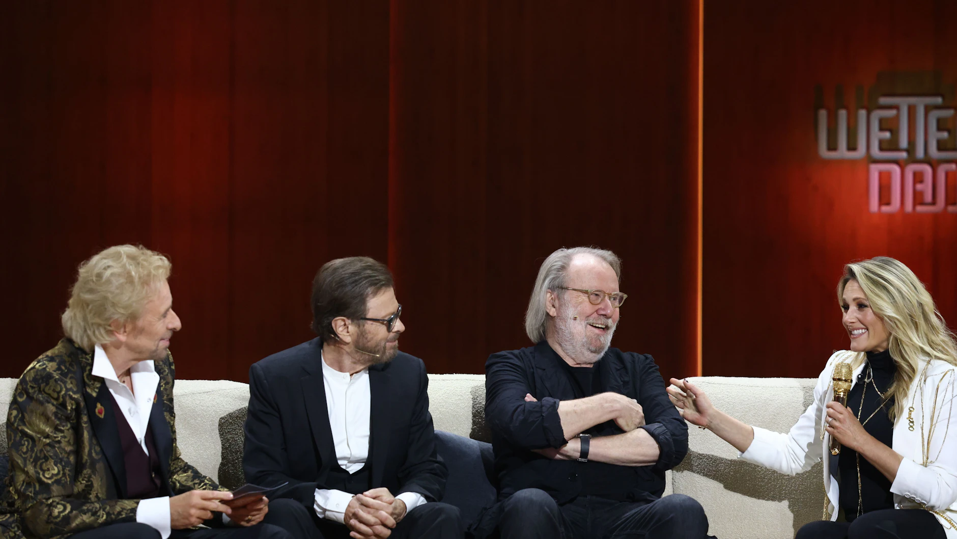 Thomas Gottschalk (links) und Helene Fischer (rechts) während der Jubiläumsshow „Wetten, dass..?“ mit Björn Ulvaeus und Benny Andersson von Abba. 