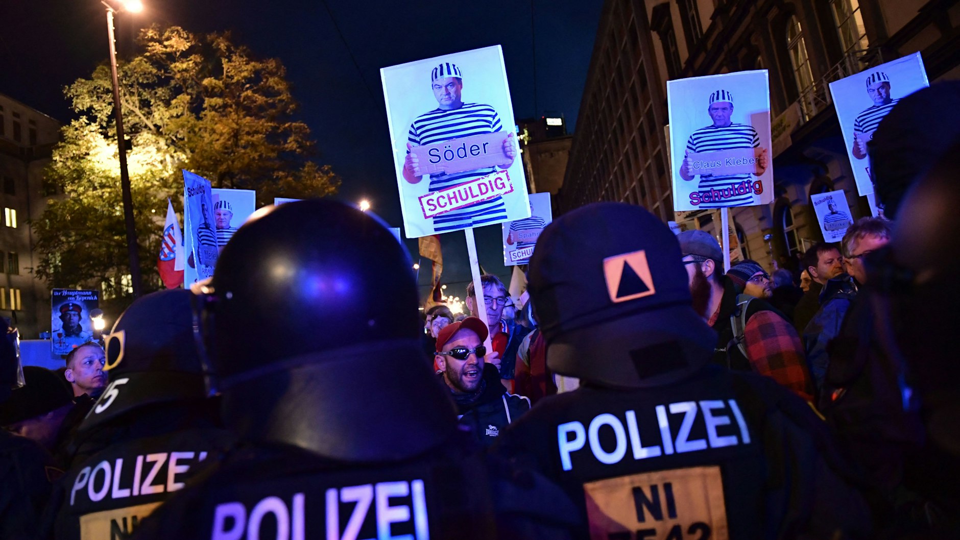 Feindbilder Regierung und Journalisten: Tausende sind am Samstag in Leipzig auf die Straße gegangen, unter ihnen waren auch Teilnehmer der „Querdenken“-Bewegung.&nbsp;