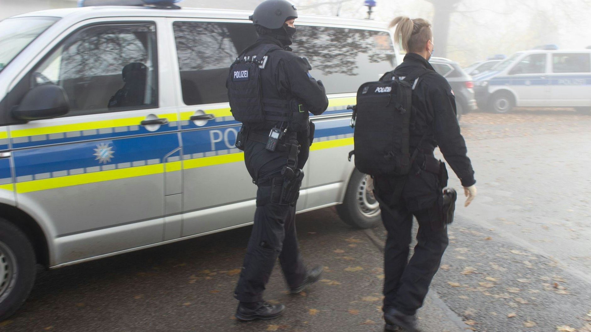 Polizisten am Einsatzort in&nbsp;Seubersdorf im Landkreis Neumarkt in der Oberpfalz