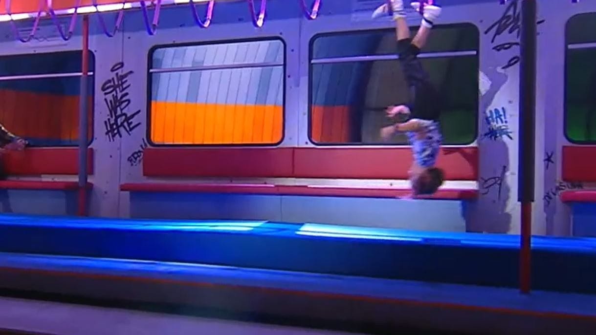 Emil hangelt durch eine U-Bahn.