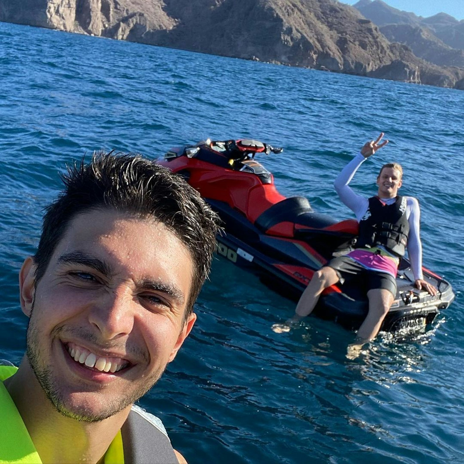 Mick Schumacher beim Jetski-Fahren mit Alpine-Kollege Esteban Ocon an der Baja California Sur